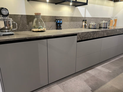 03751 - Moderne eilandkeuken met tafel