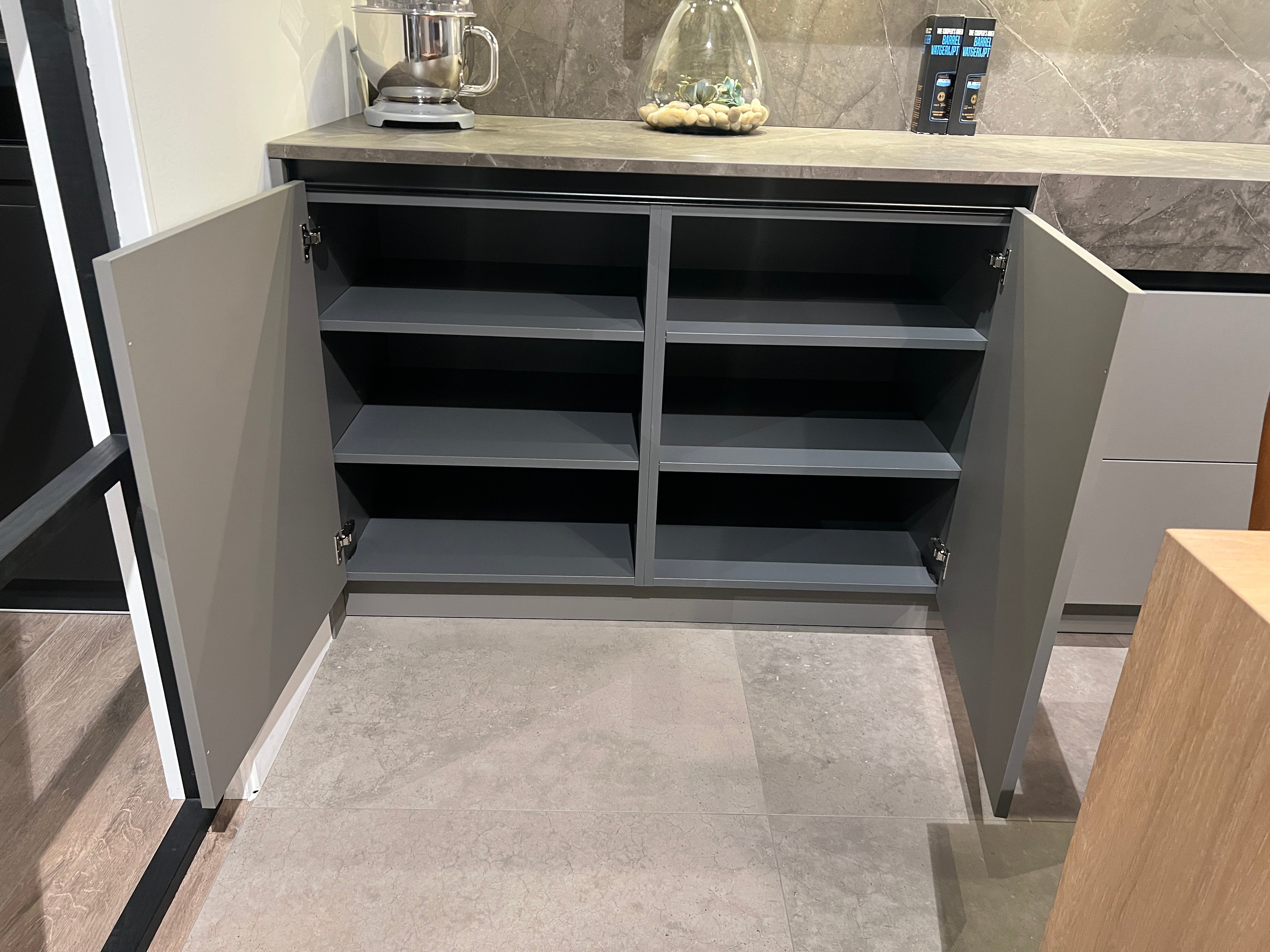 03751 - Moderne eilandkeuken met tafel