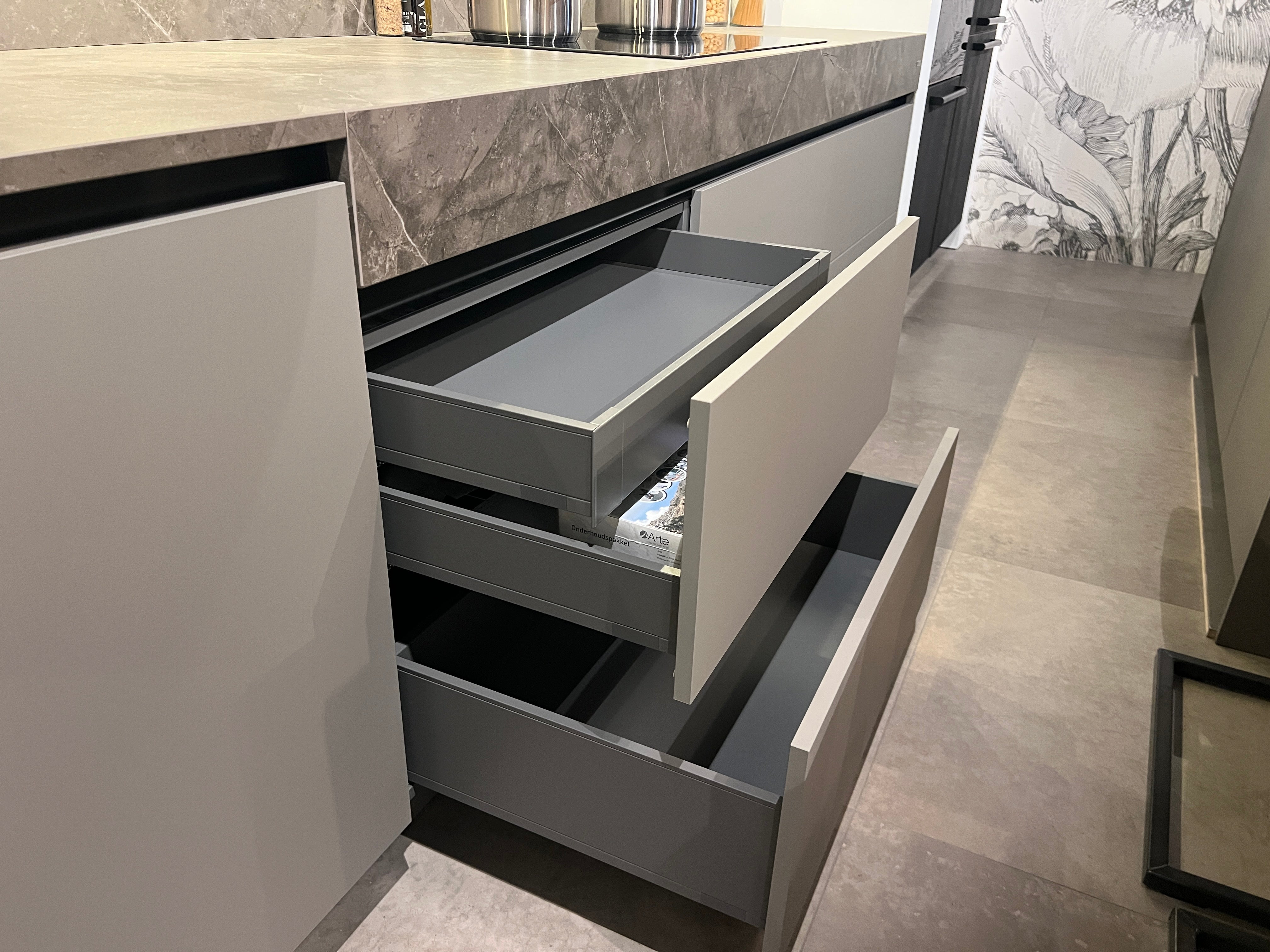 03751 - Moderne eilandkeuken met tafel
