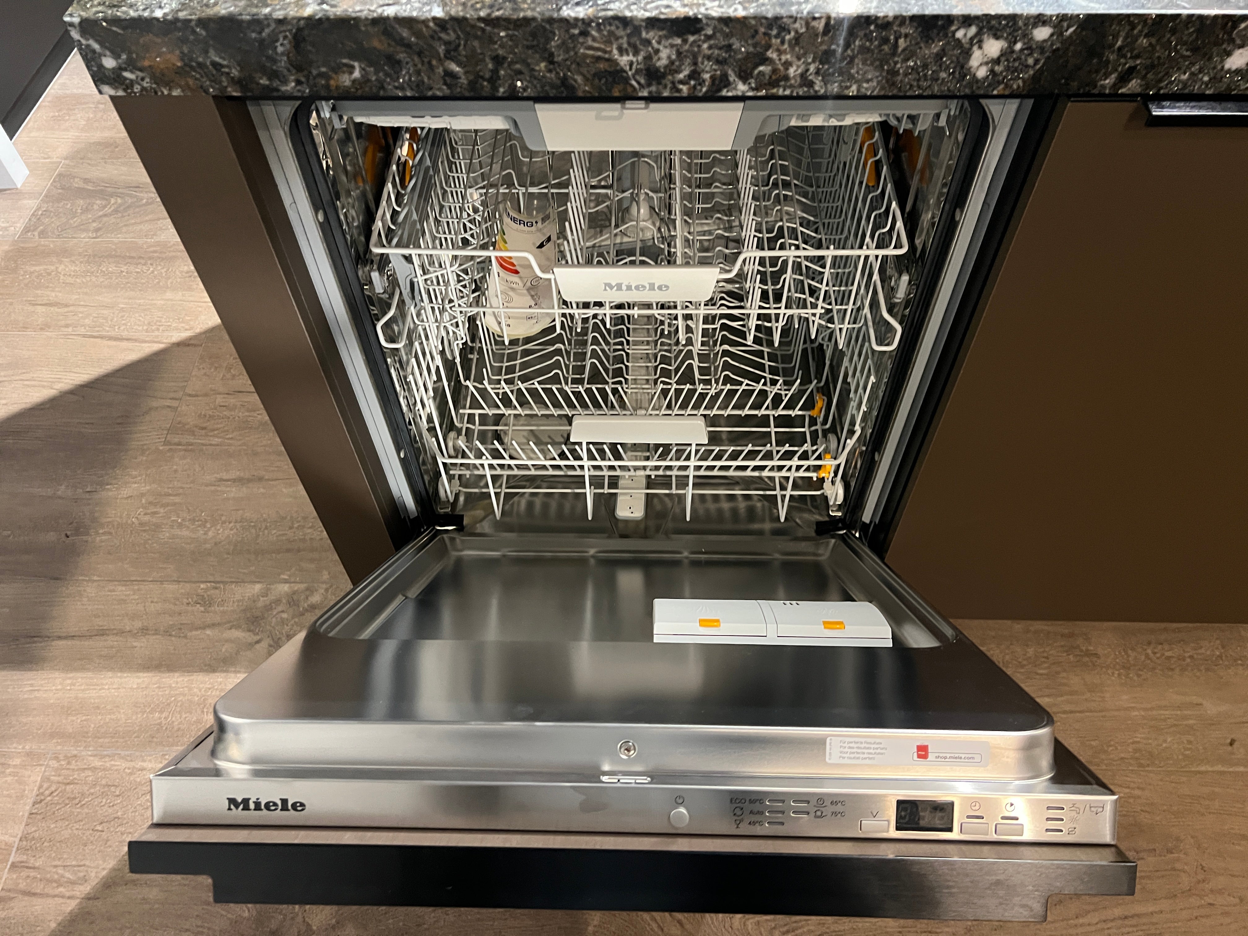 03753 - Exclusieve eilandkeuken met Miele apparatuur