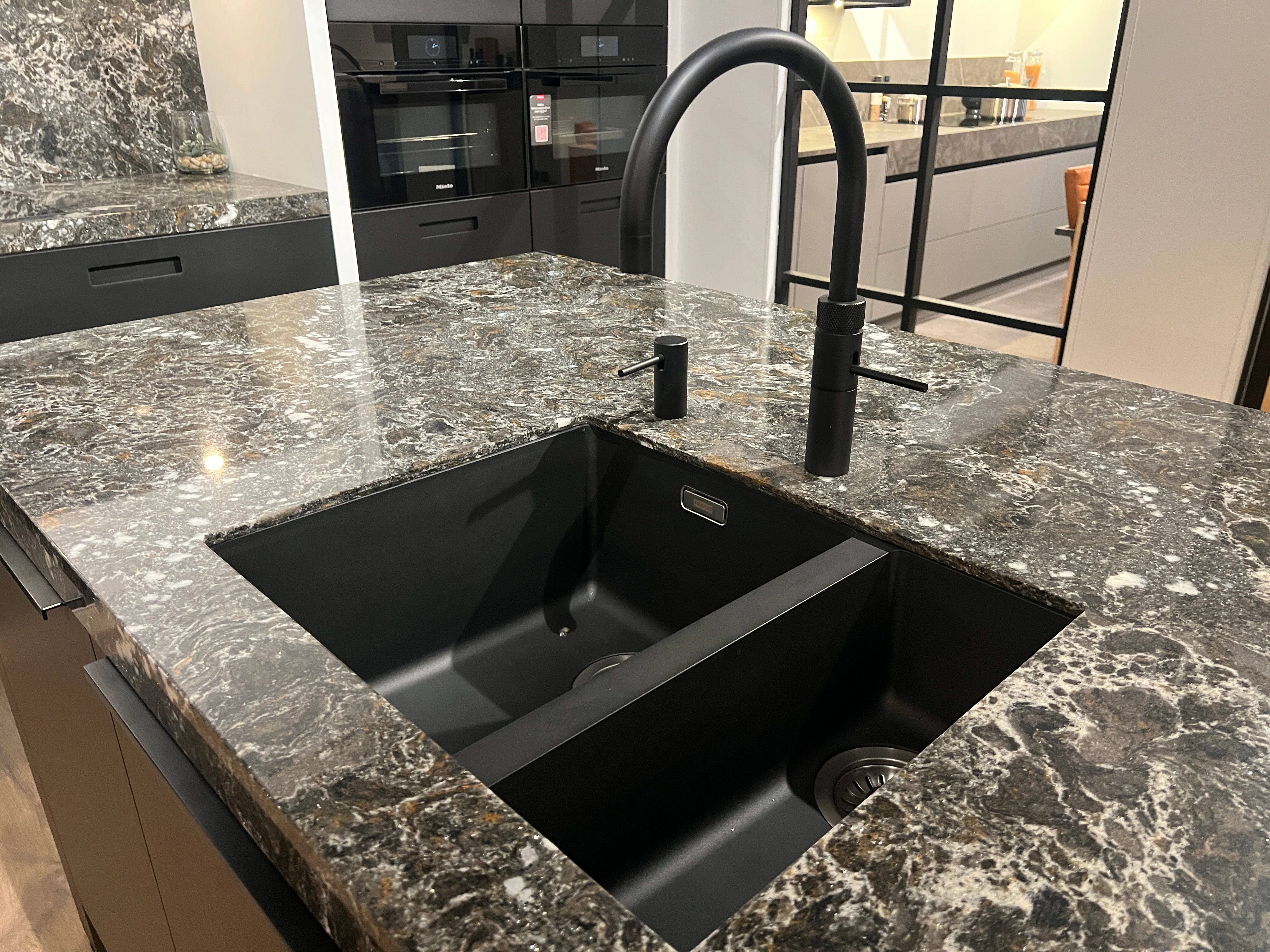 03753 - Exclusieve eilandkeuken met Miele apparatuur