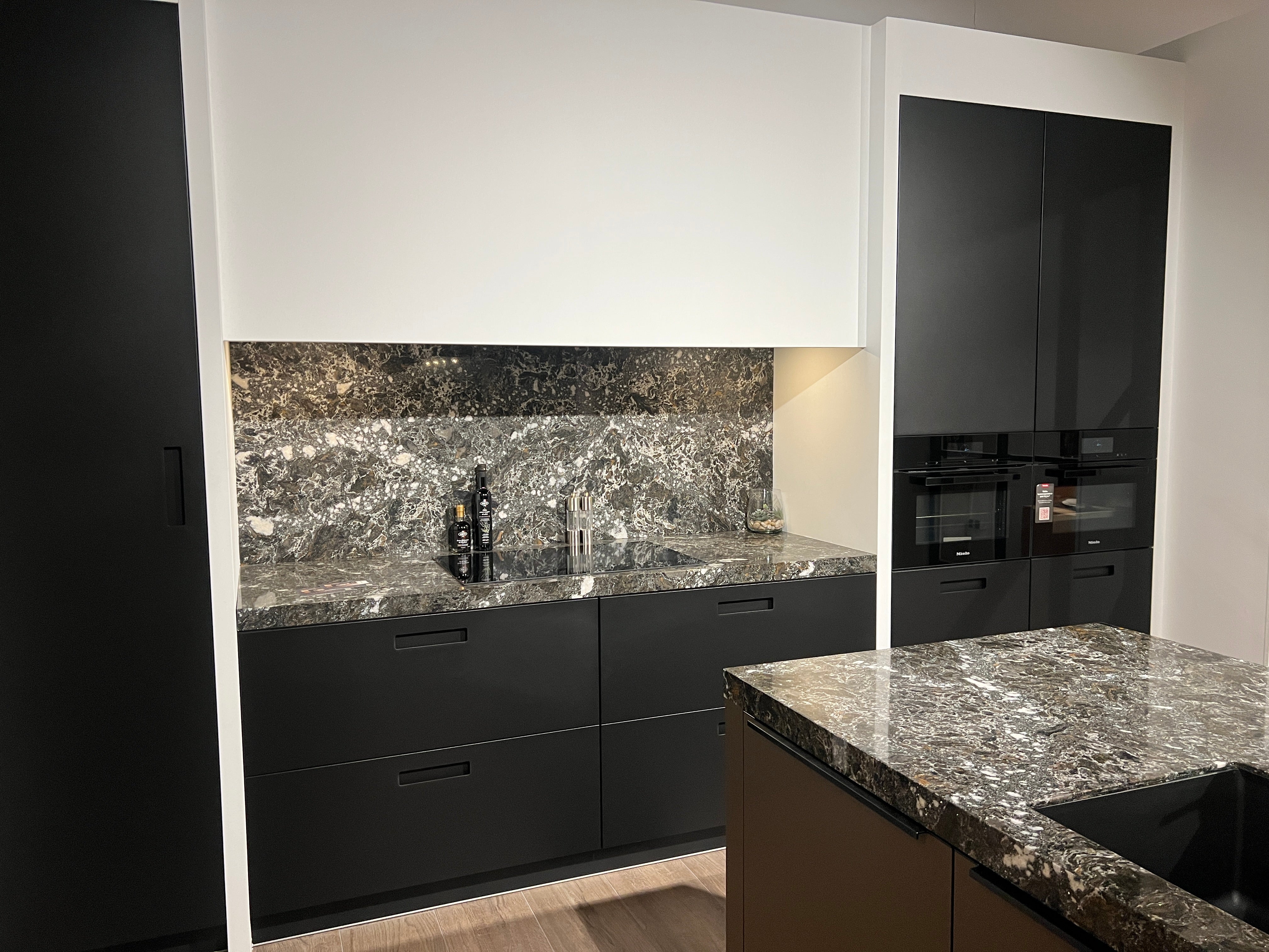 03753 - Exclusieve eilandkeuken met Miele apparatuur