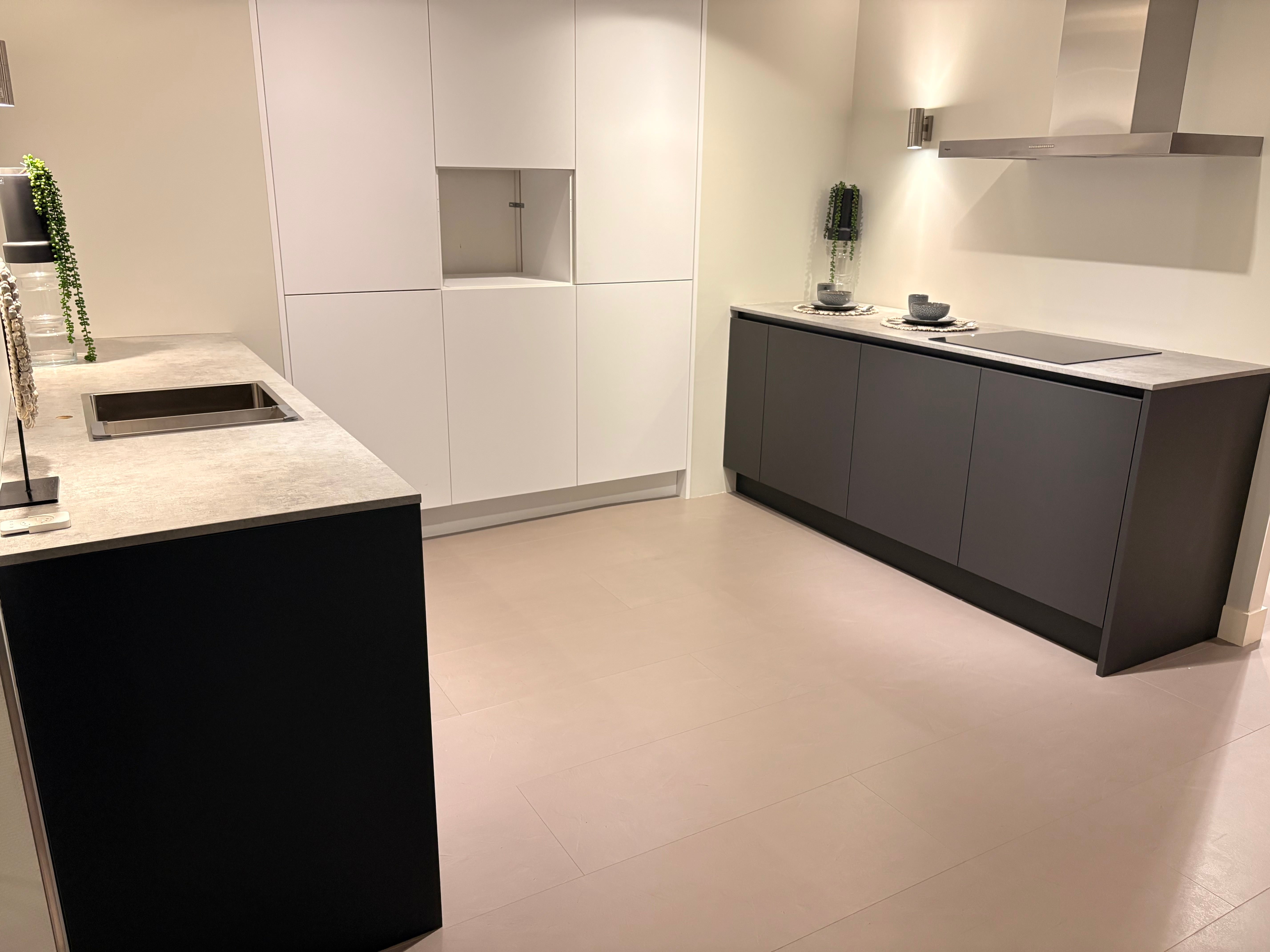 03973 - Moderne keuken met kastenwand