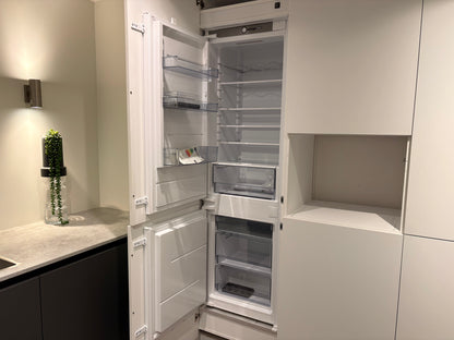 03973 - Moderne keuken met kastenwand