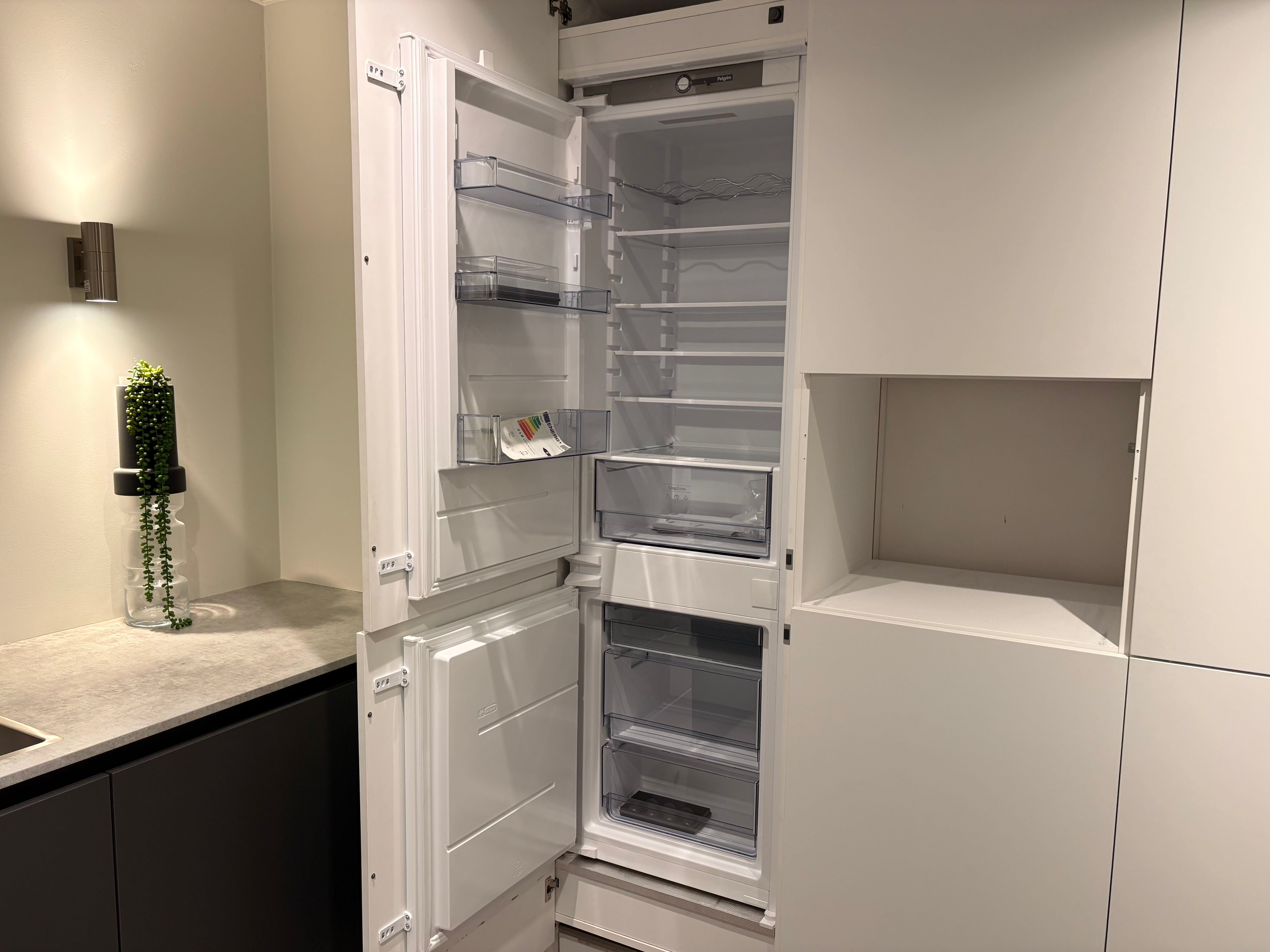 03973 - Moderne keuken met kastenwand