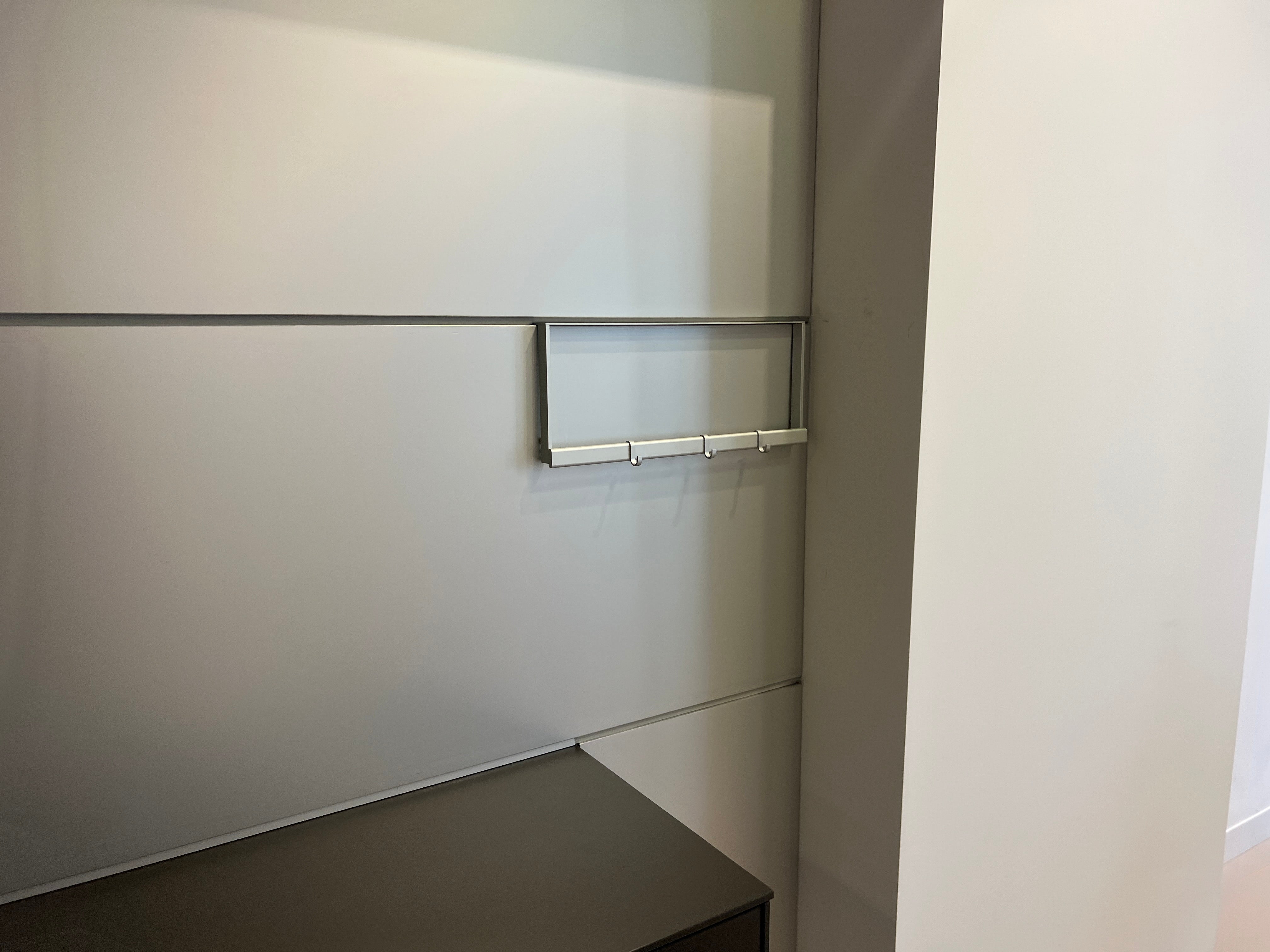 03903 - Zwart dressoir met achterwand