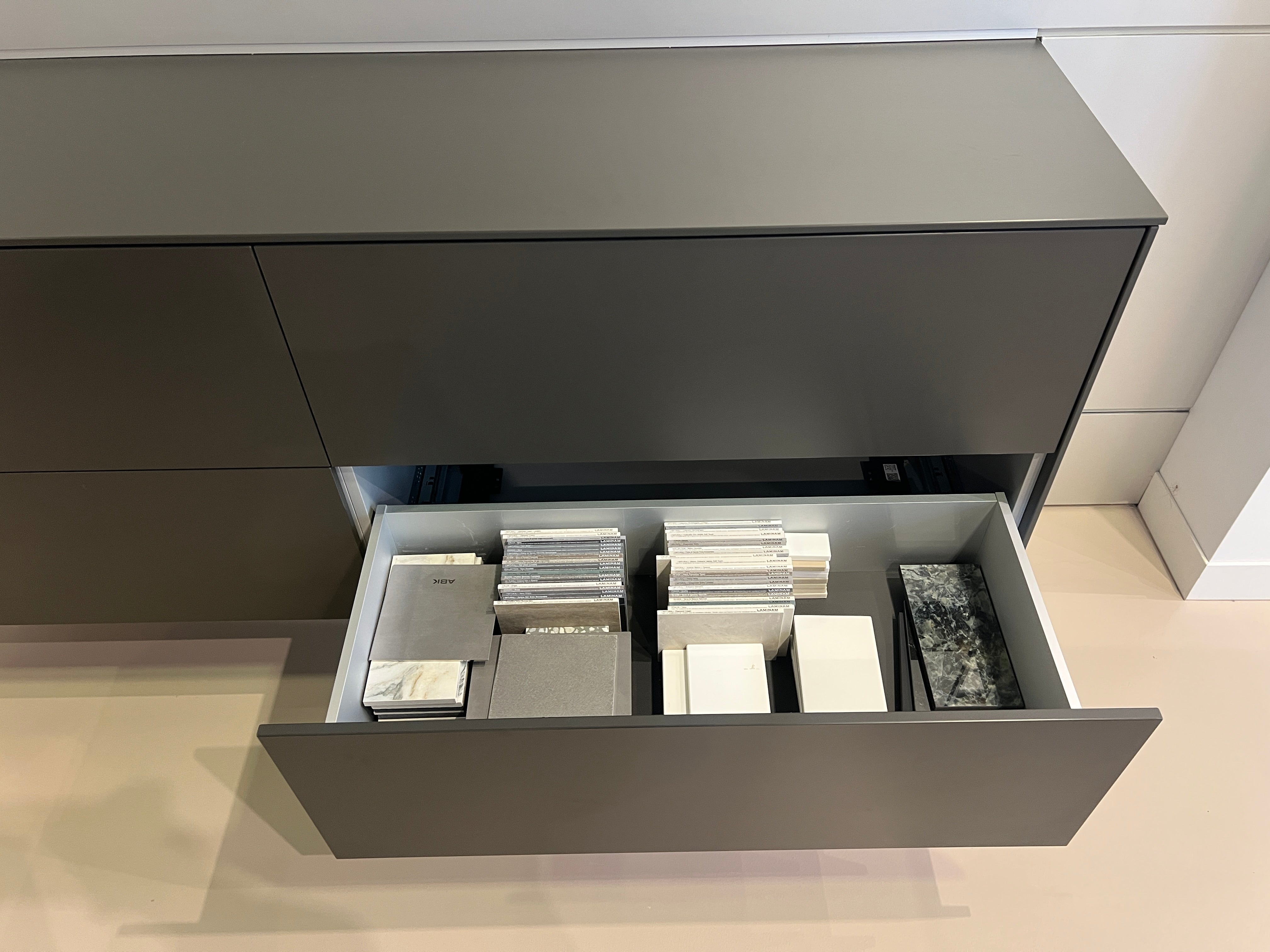 03903 - Zwart dressoir met achterwand