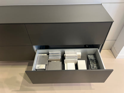 03903 - Zwart dressoir met achterwand