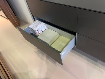 03903 - Zwart dressoir met achterwand