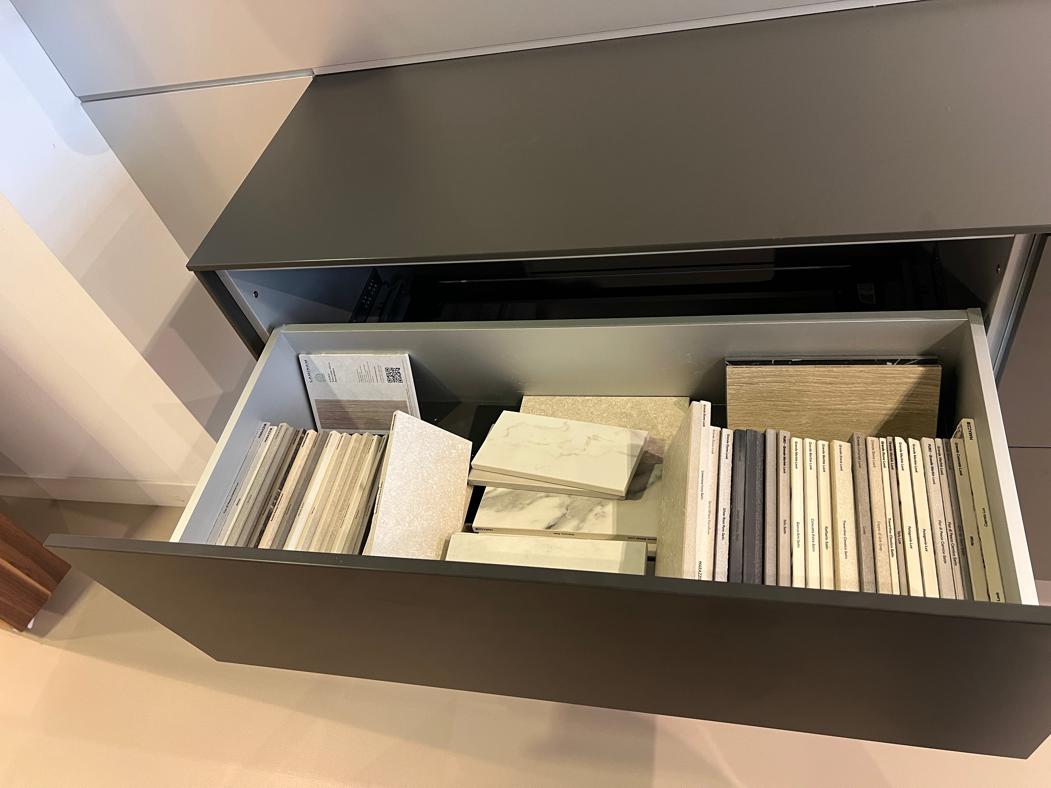 03903 - Zwart dressoir met achterwand