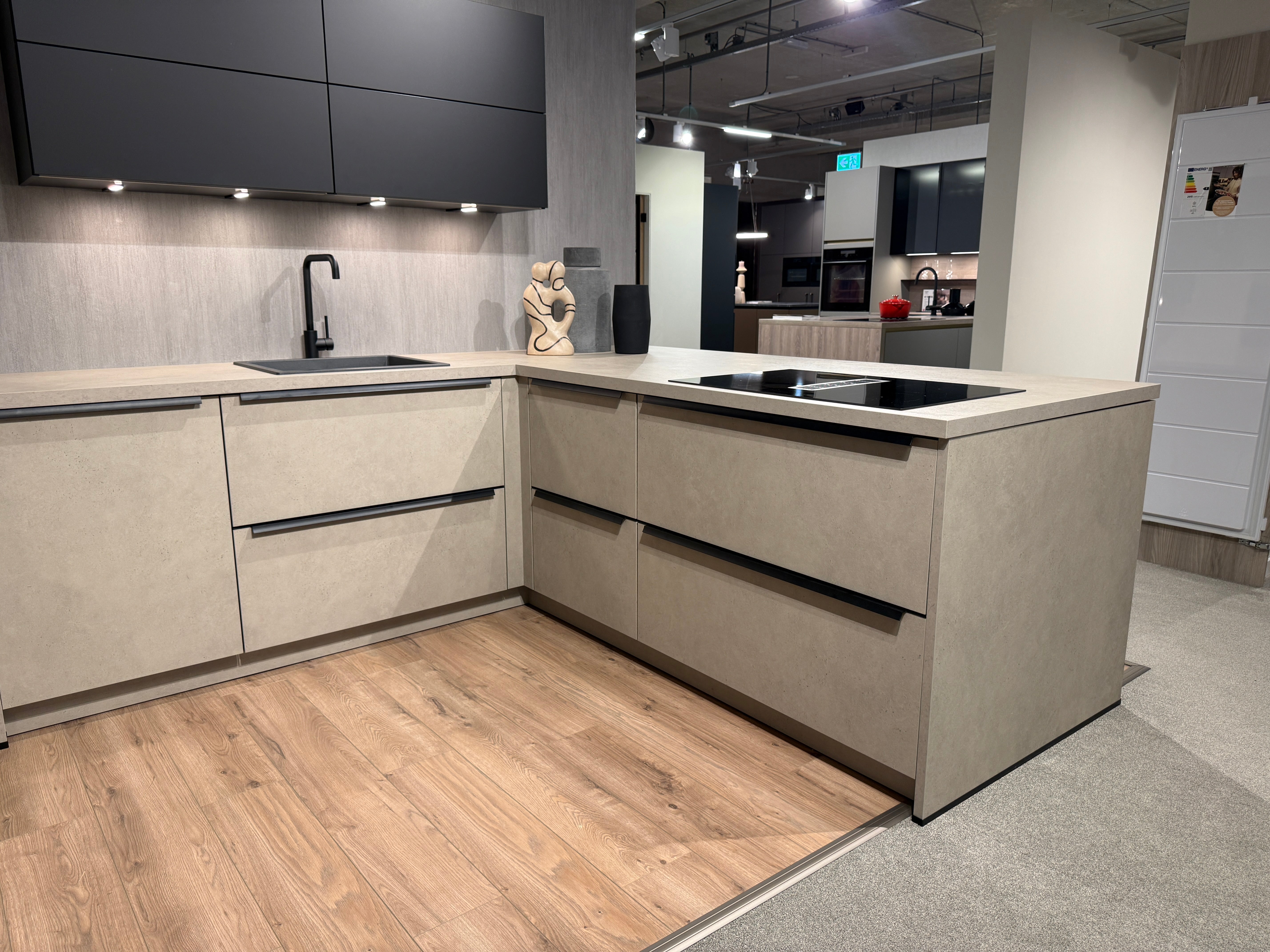 04007 - Kiezelgrijze schiereiland keuken