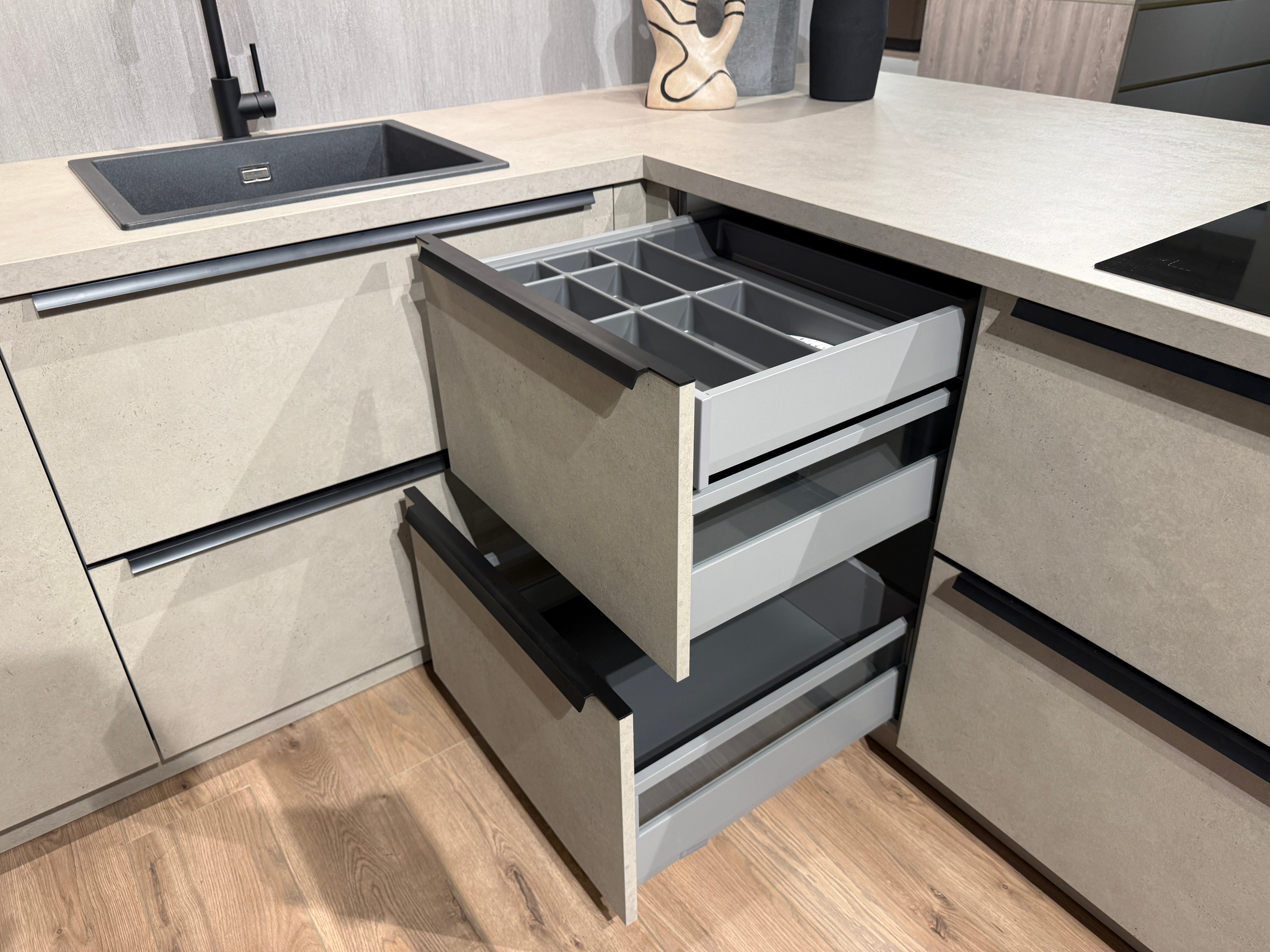 04007 - Kiezelgrijze schiereiland keuken