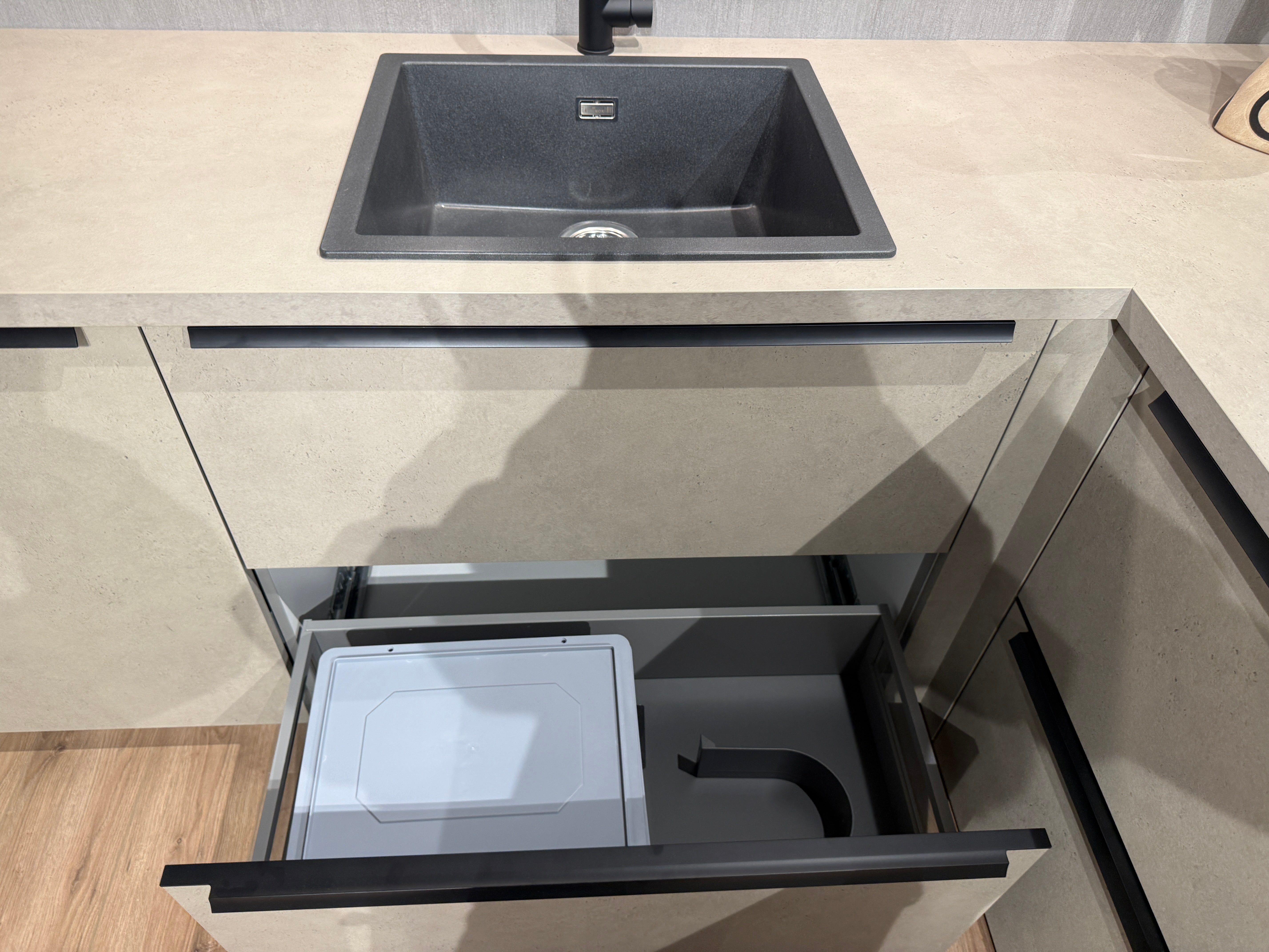 04007 - Kiezelgrijze schiereiland keuken