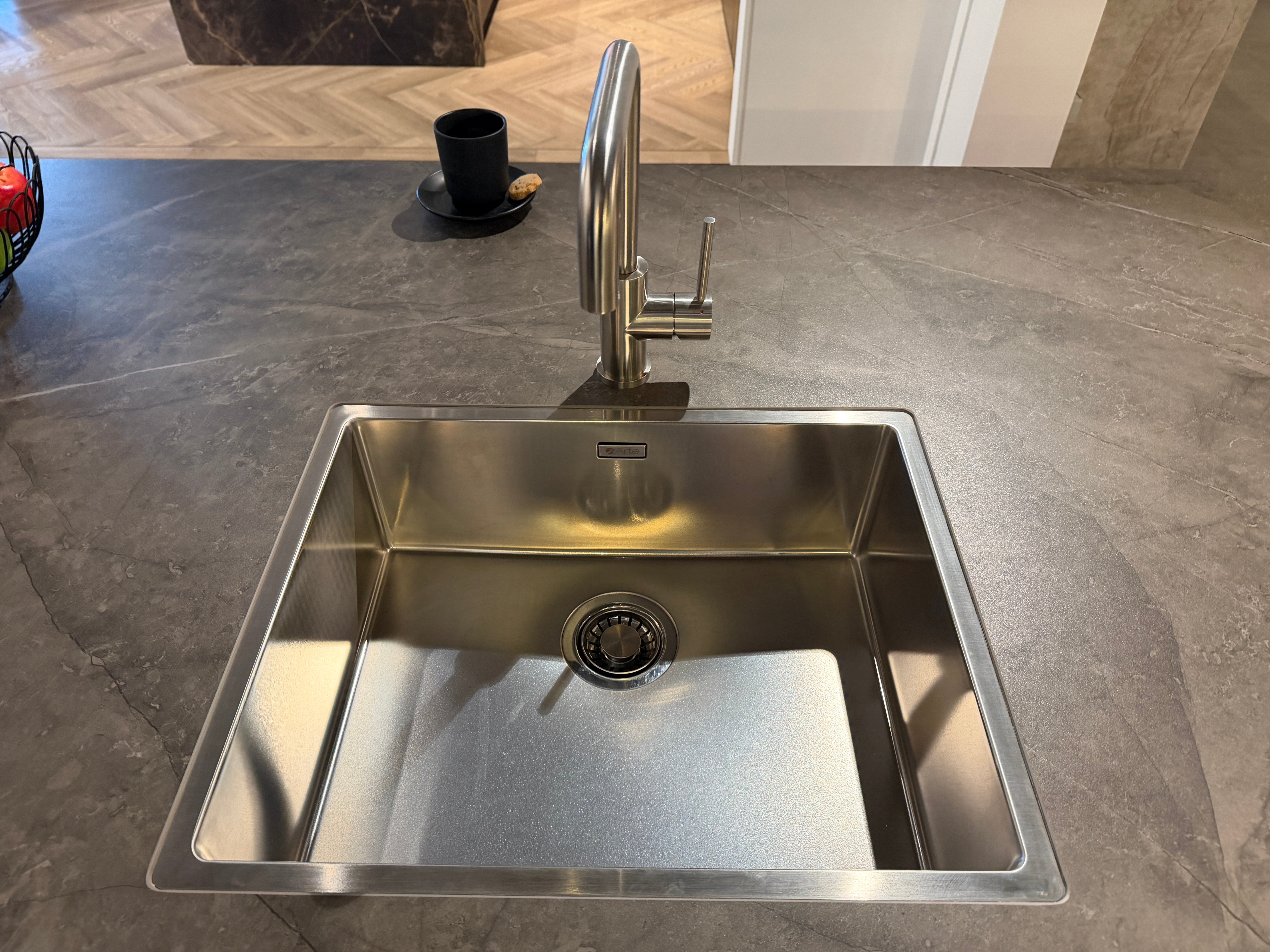 03751 - Moderne eilandkeuken met tafel
