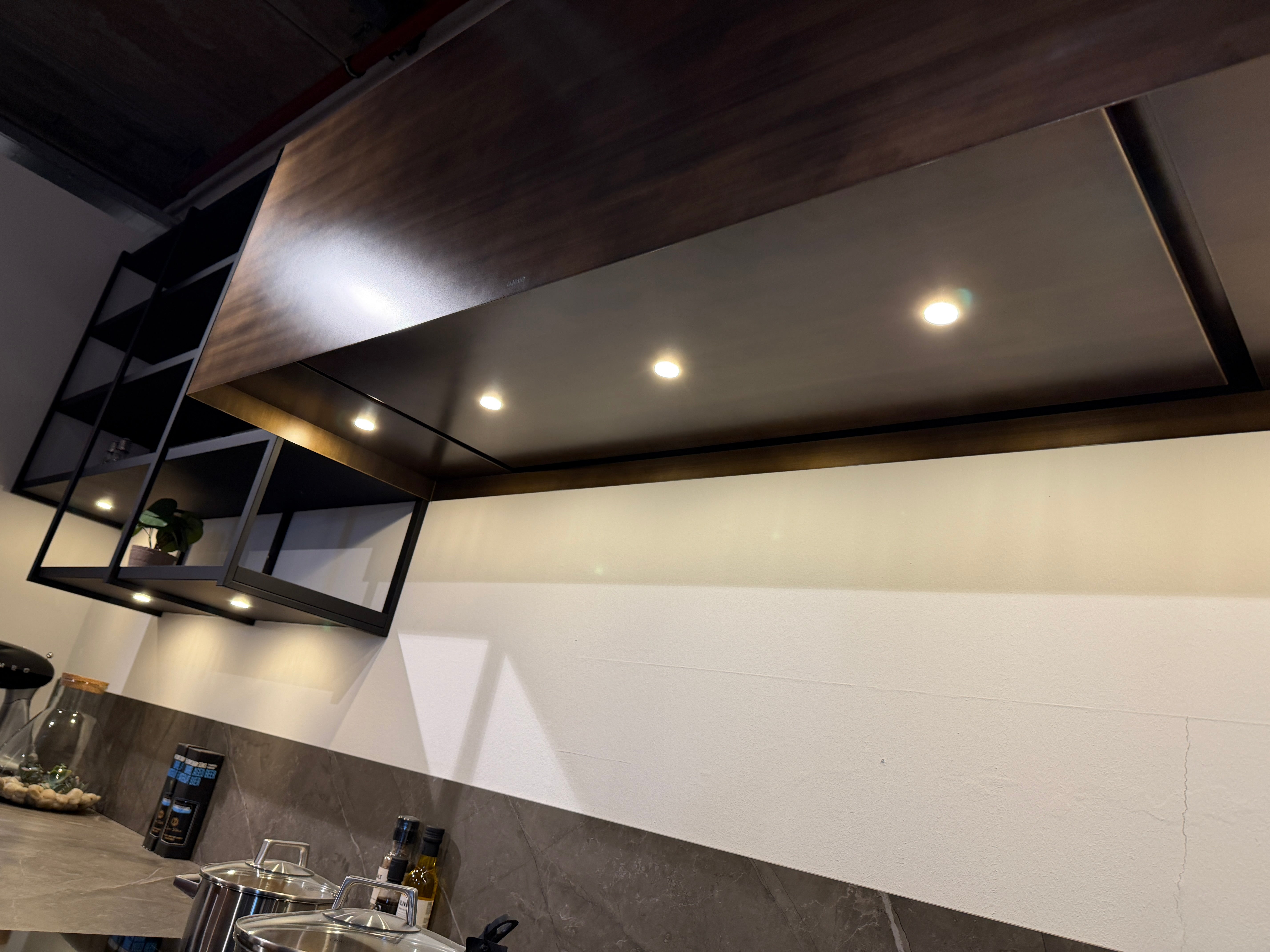 03751 - Moderne eilandkeuken met tafel