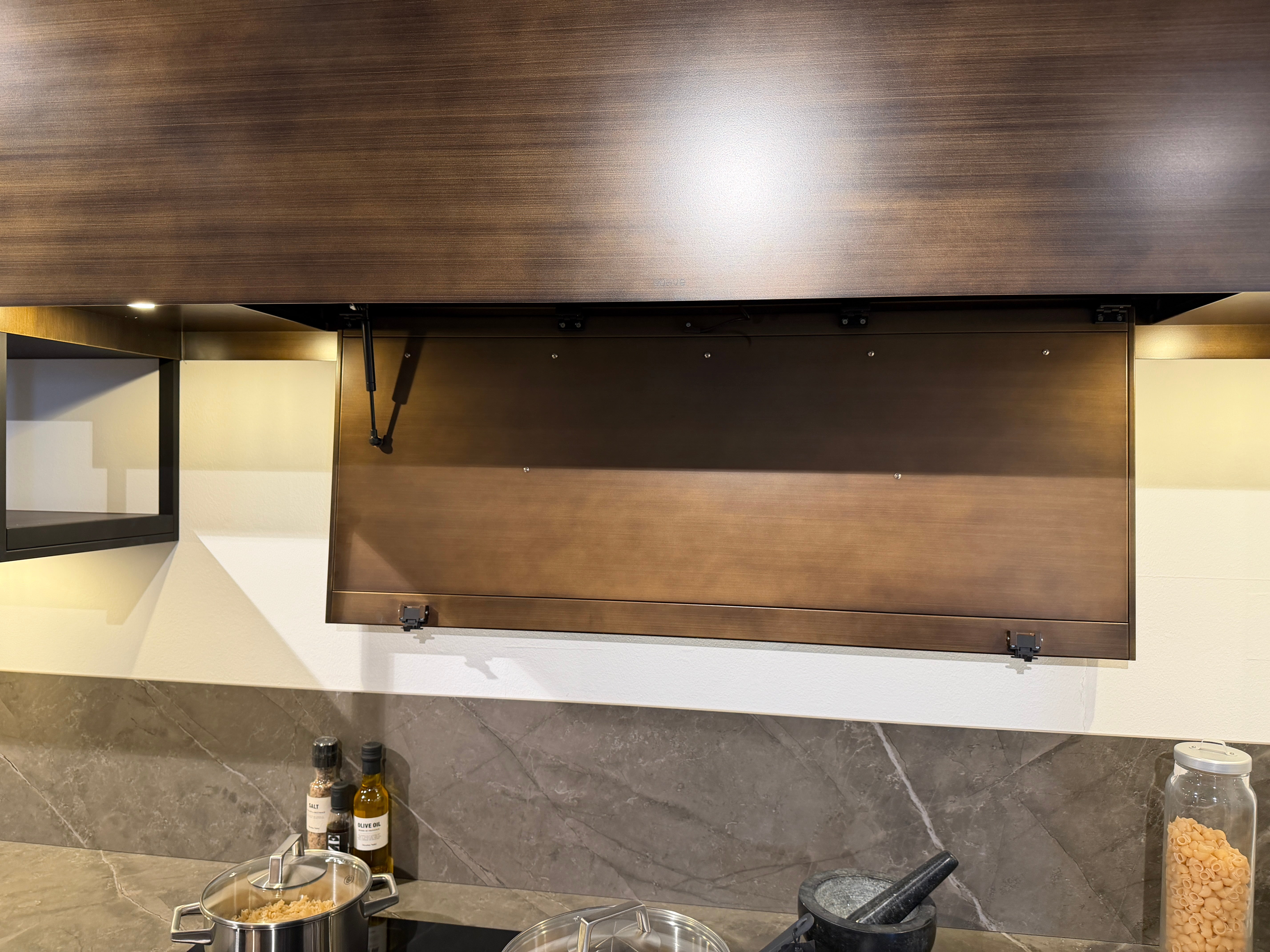 03751 - Moderne eilandkeuken met tafel