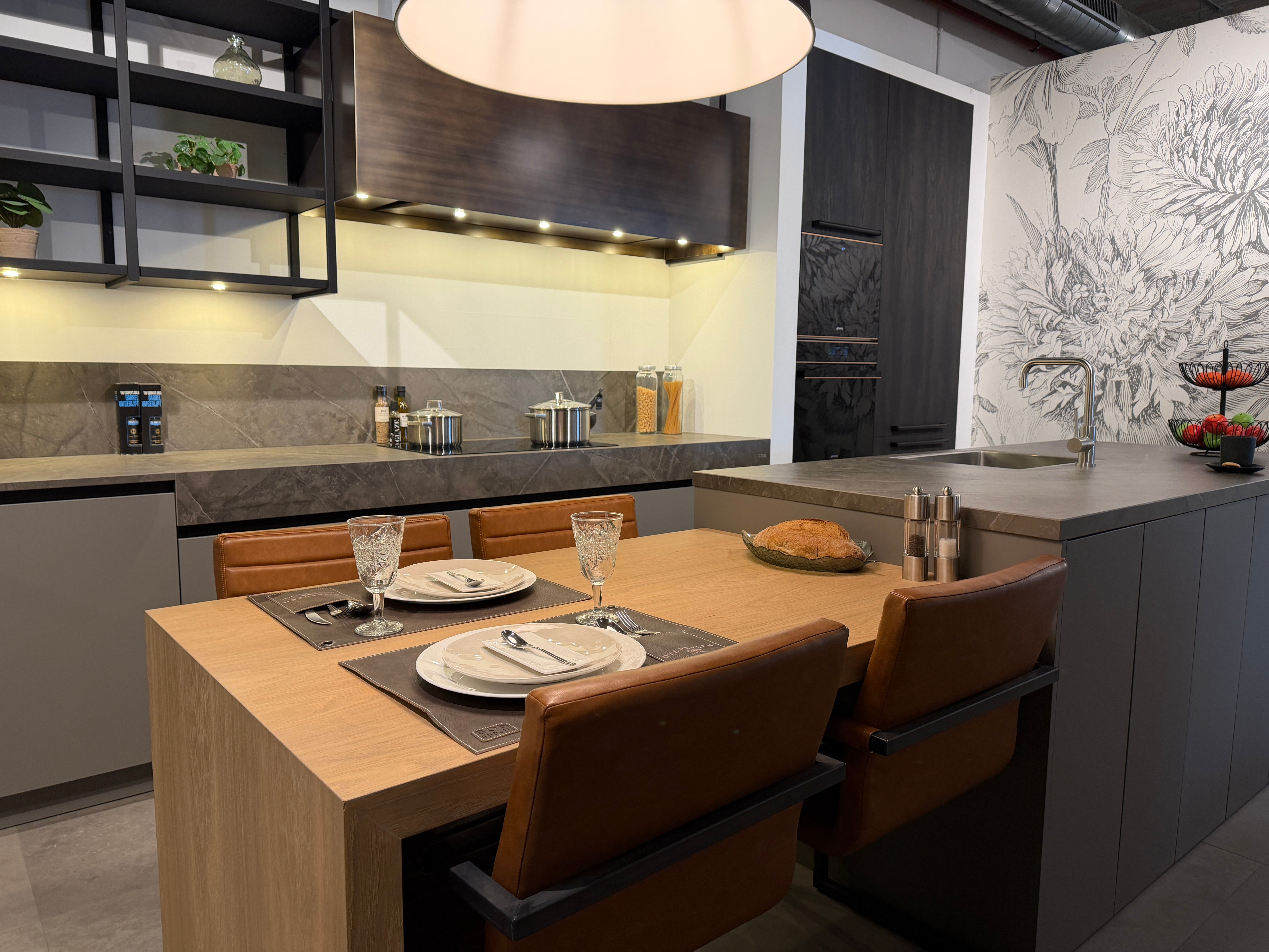 03751 - Moderne eilandkeuken met tafel