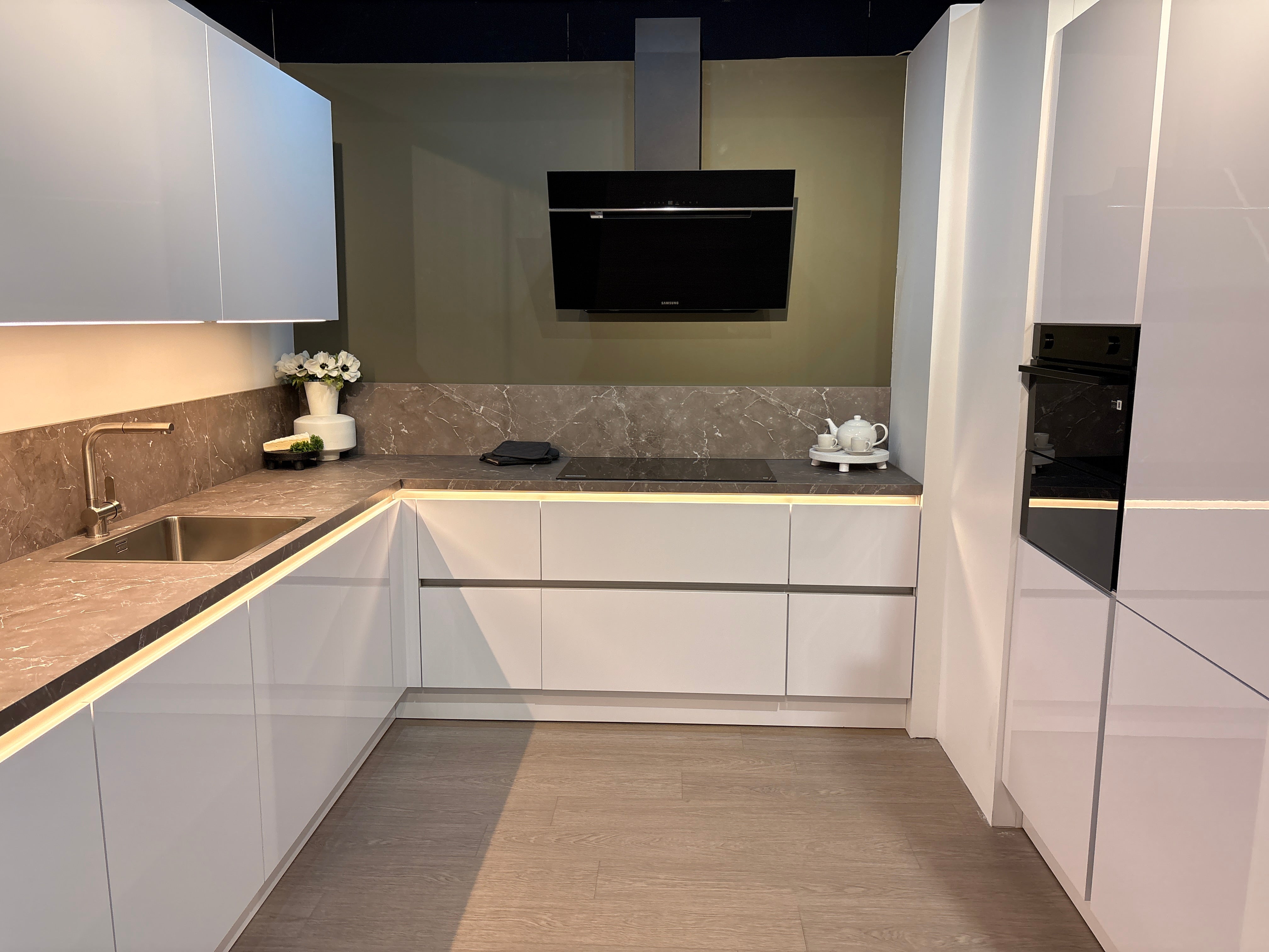 04395 - Moderne hoogglans keuken