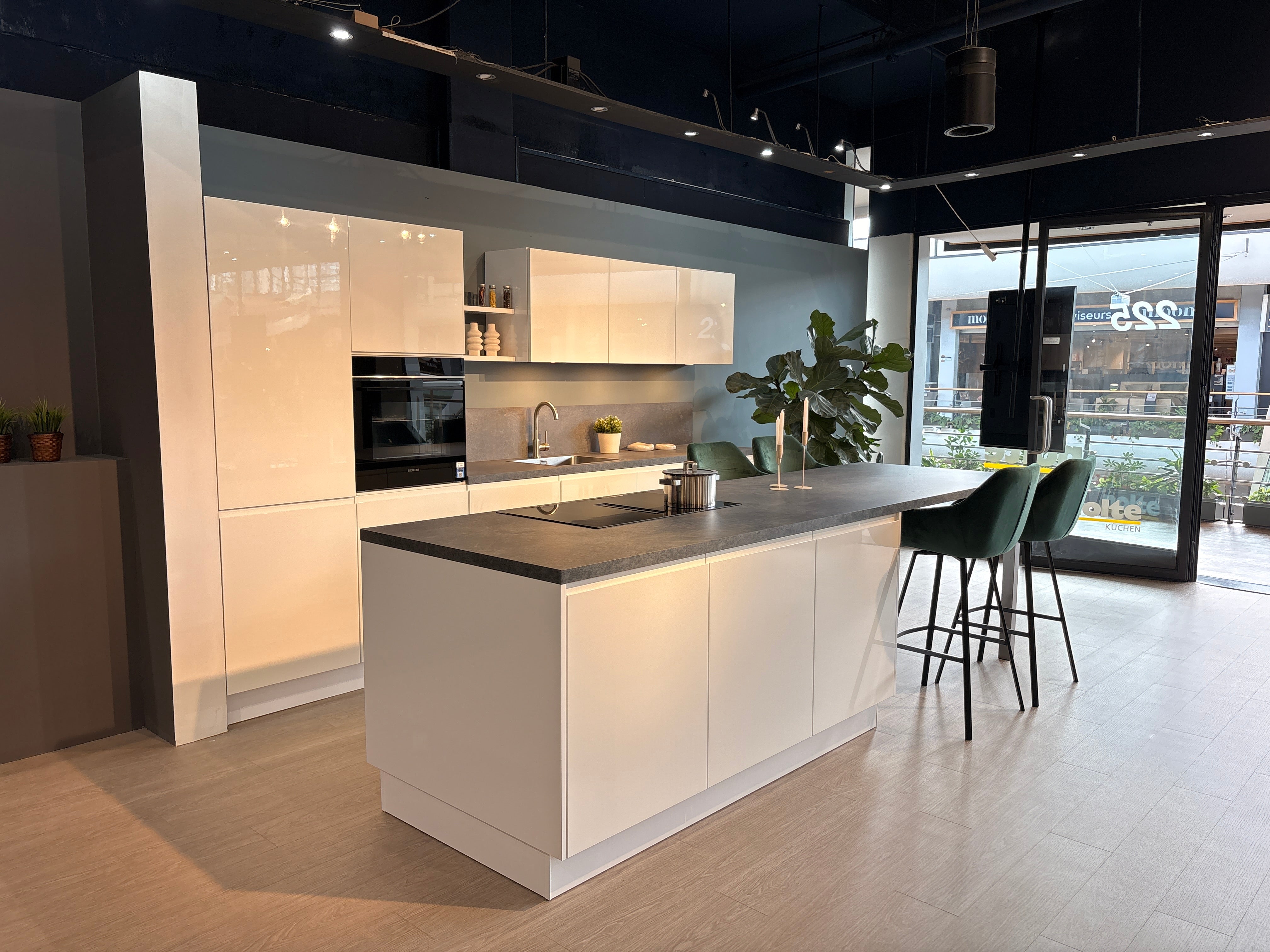 04403 - Glans witte eilandkeuken