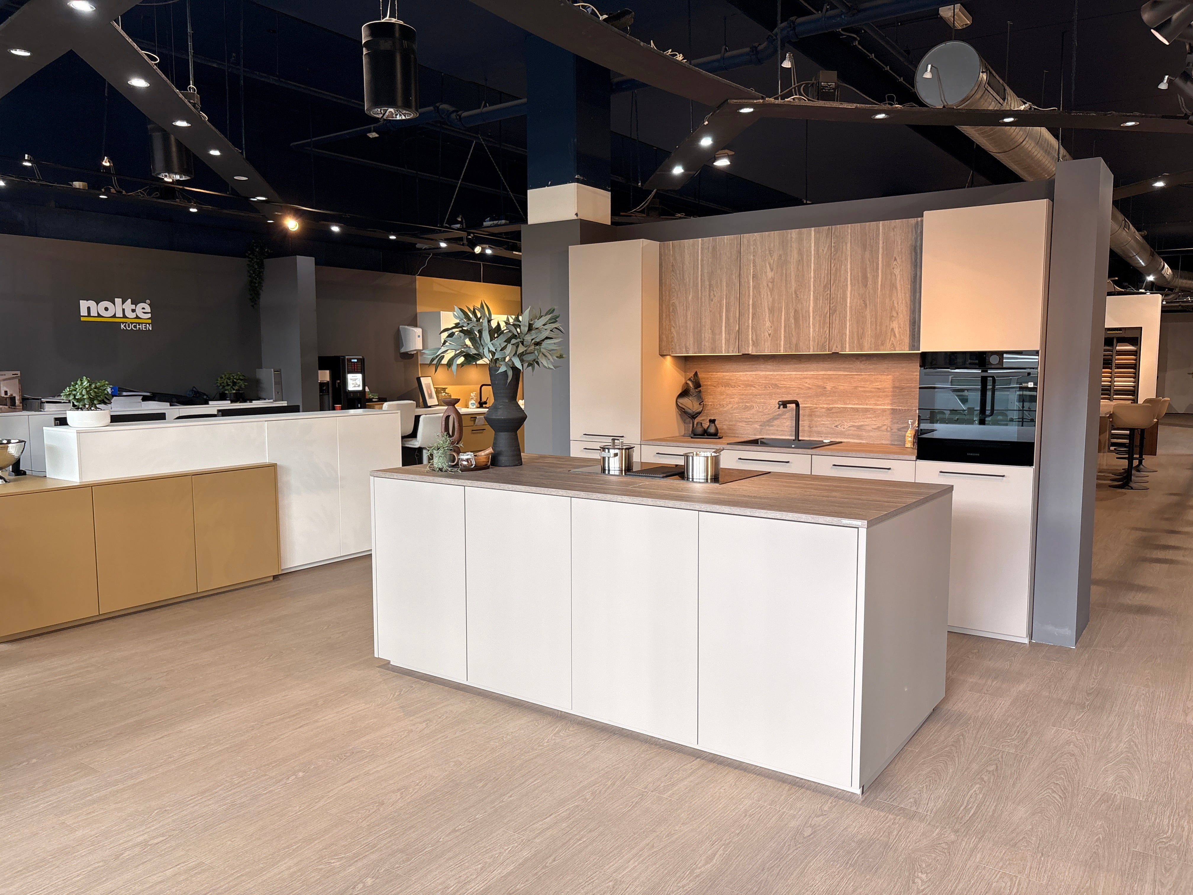 04405 - Witte eilandkeuken met eiken boven kasten