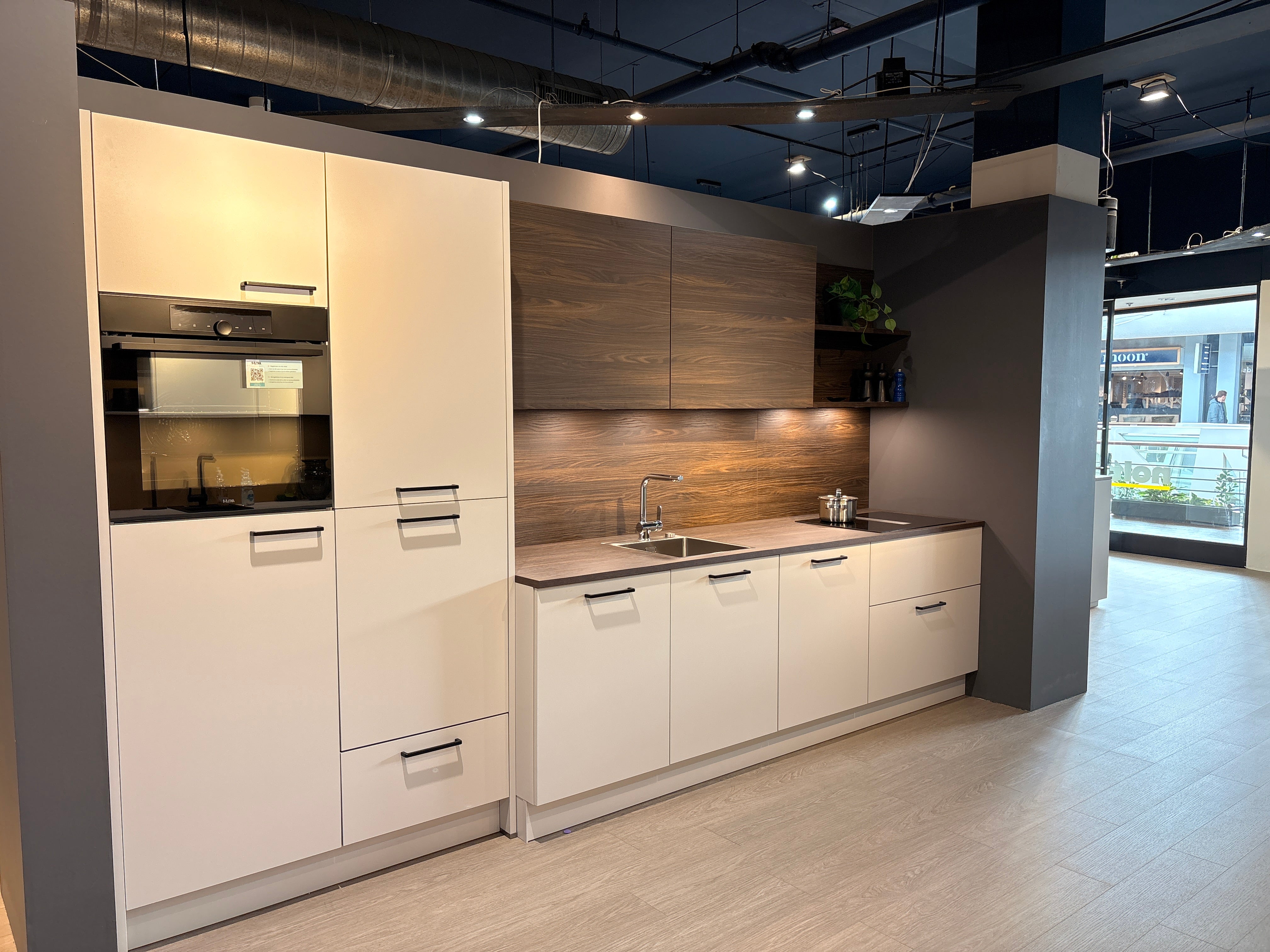 04407 - Rechte keuken wit en notenhout