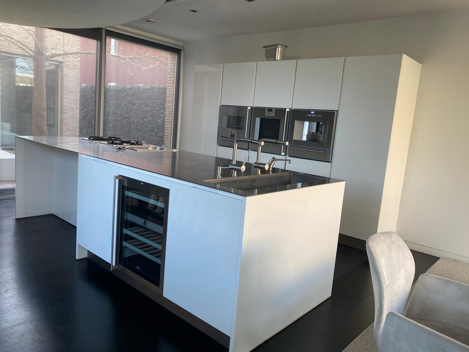 03381 - Hoogglans witte eilandkeuken