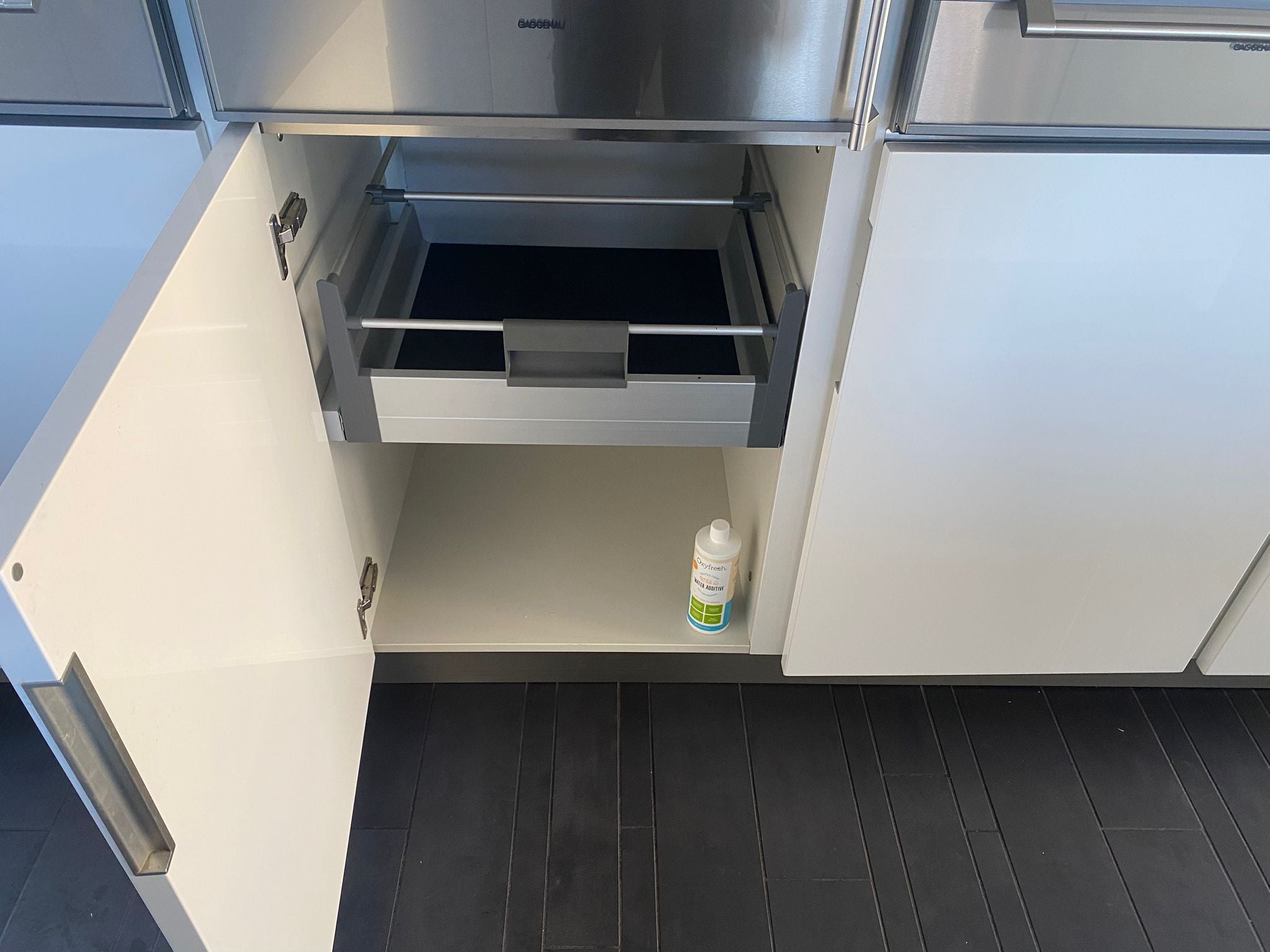 03381 - Hoogglans witte eilandkeuken