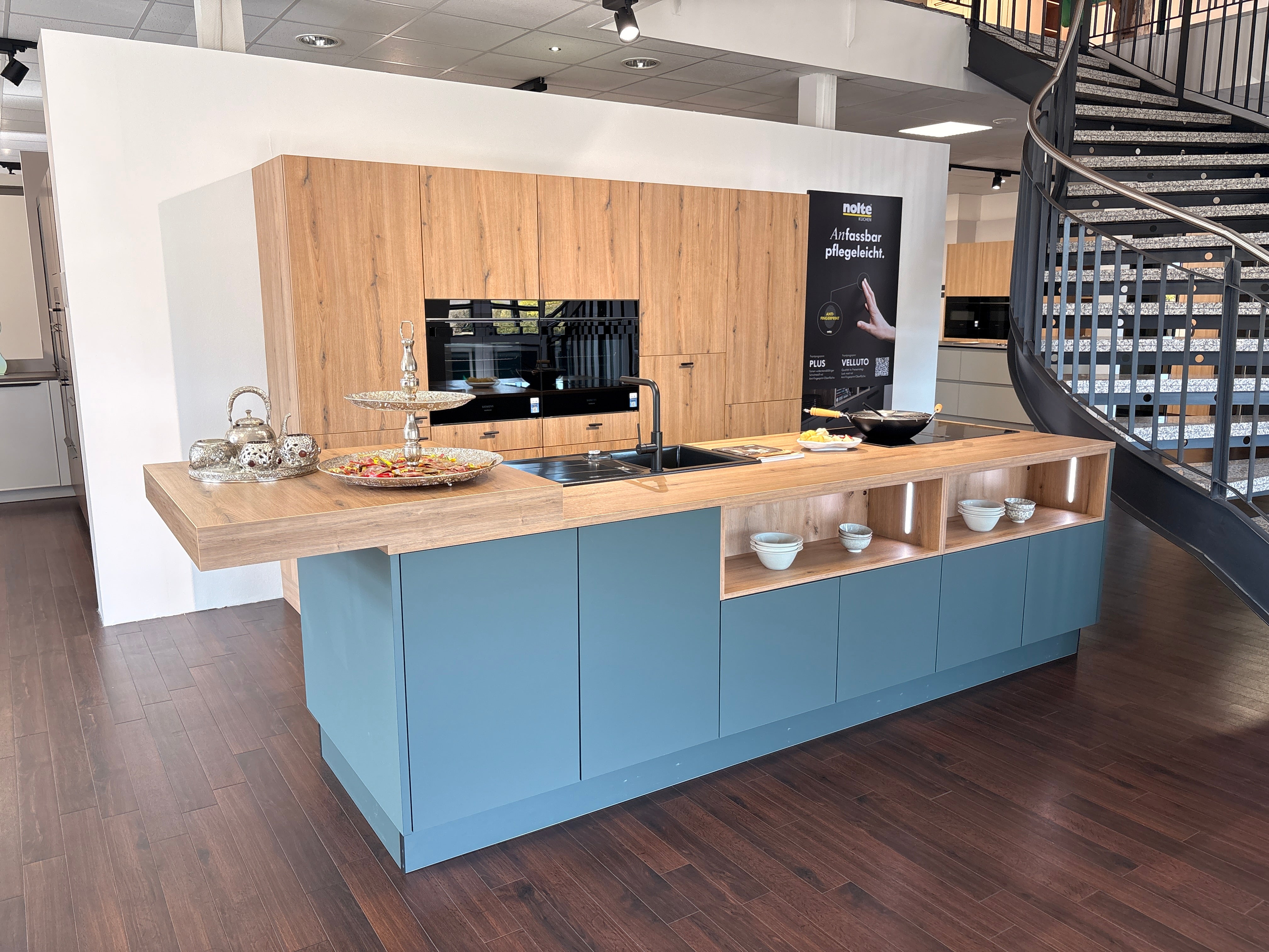 04551 - Eilandkeuken met bar blad