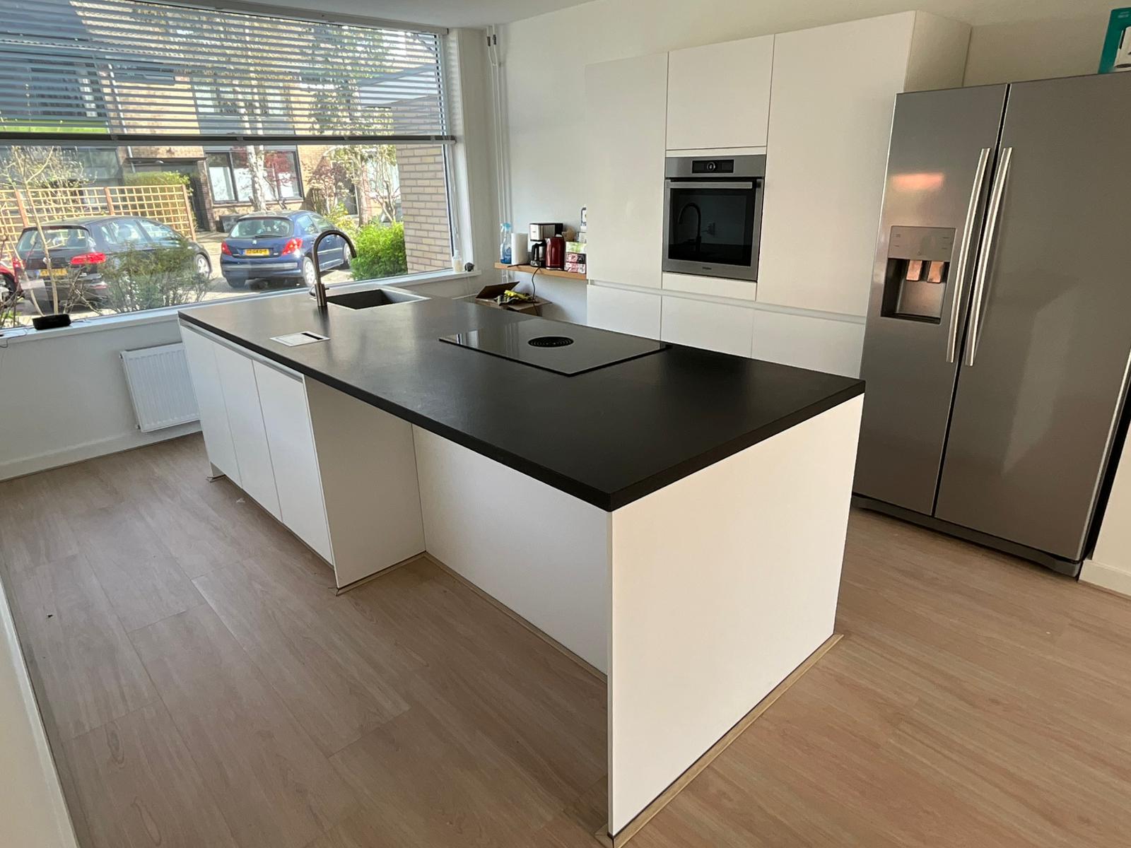 03869 - Witte eilandkeuken met hoge kasten