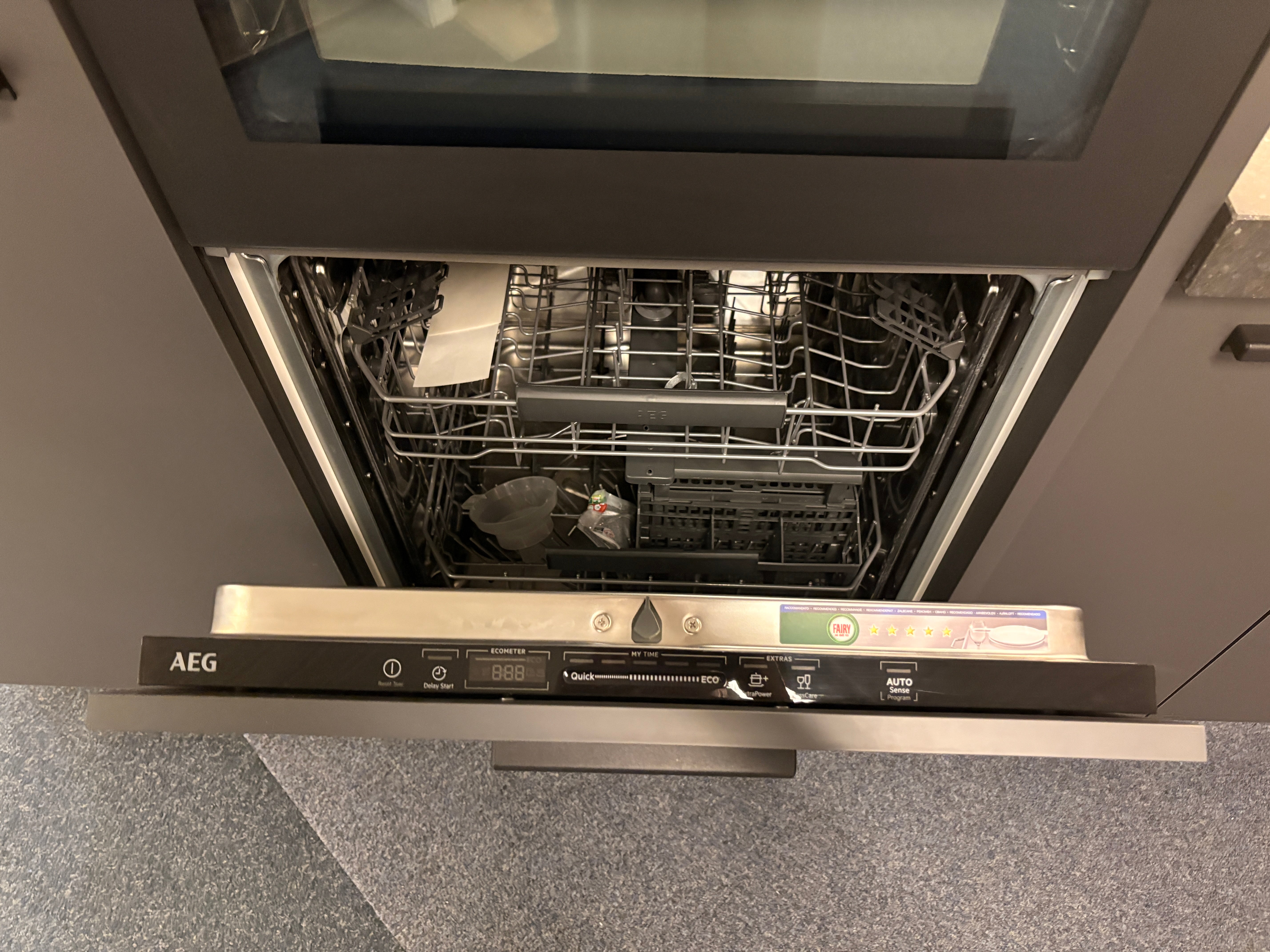 04559 - Nolte donker kleurige hoekkeuken