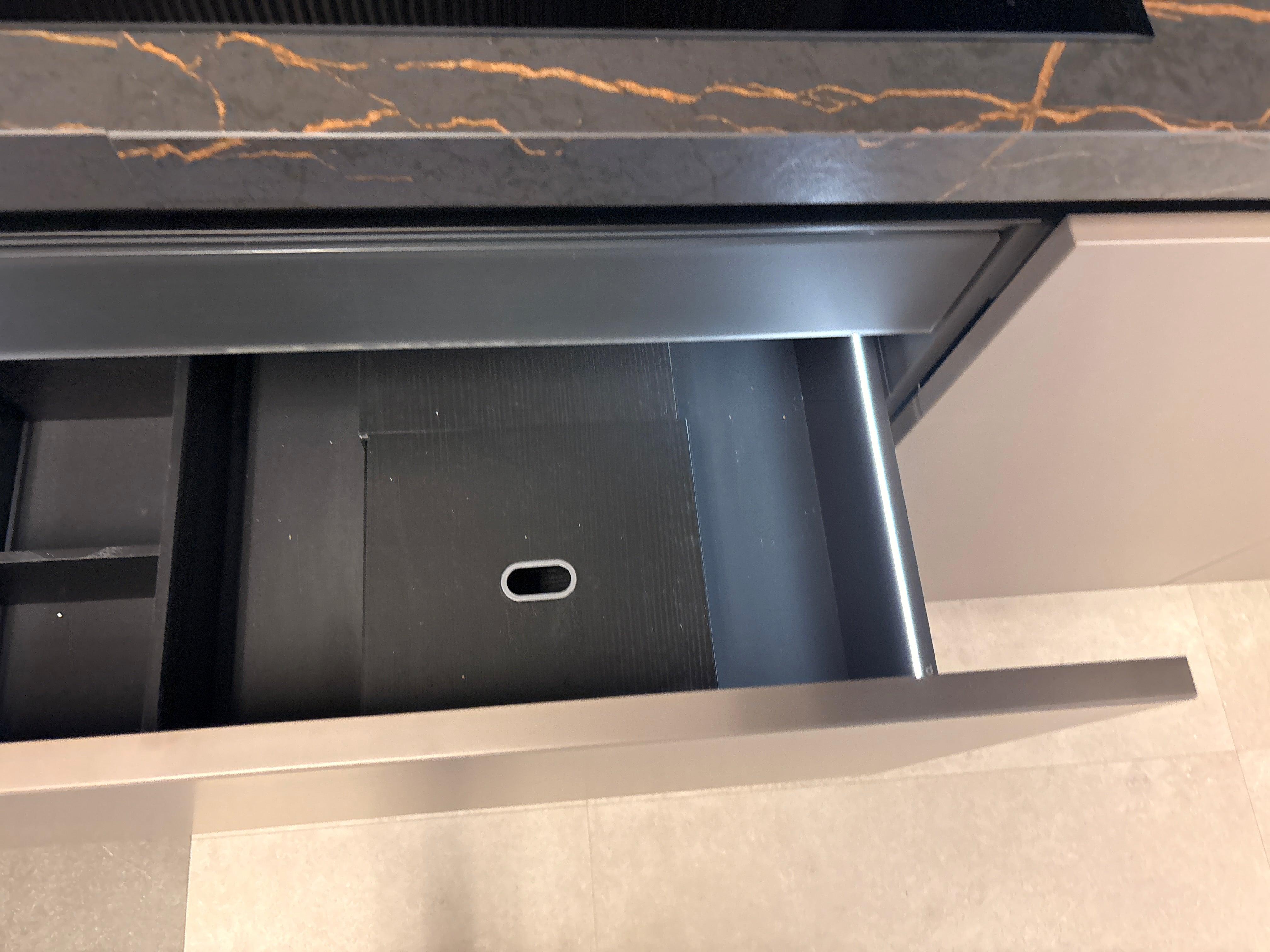 04549 - Nolte Lodge eiken zwart met softlack magma keuken