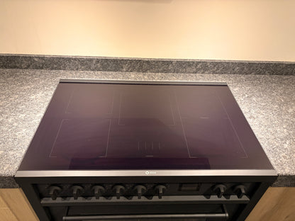 04619 - Modern/landelijke eilandkeuken met hoge kastenwand