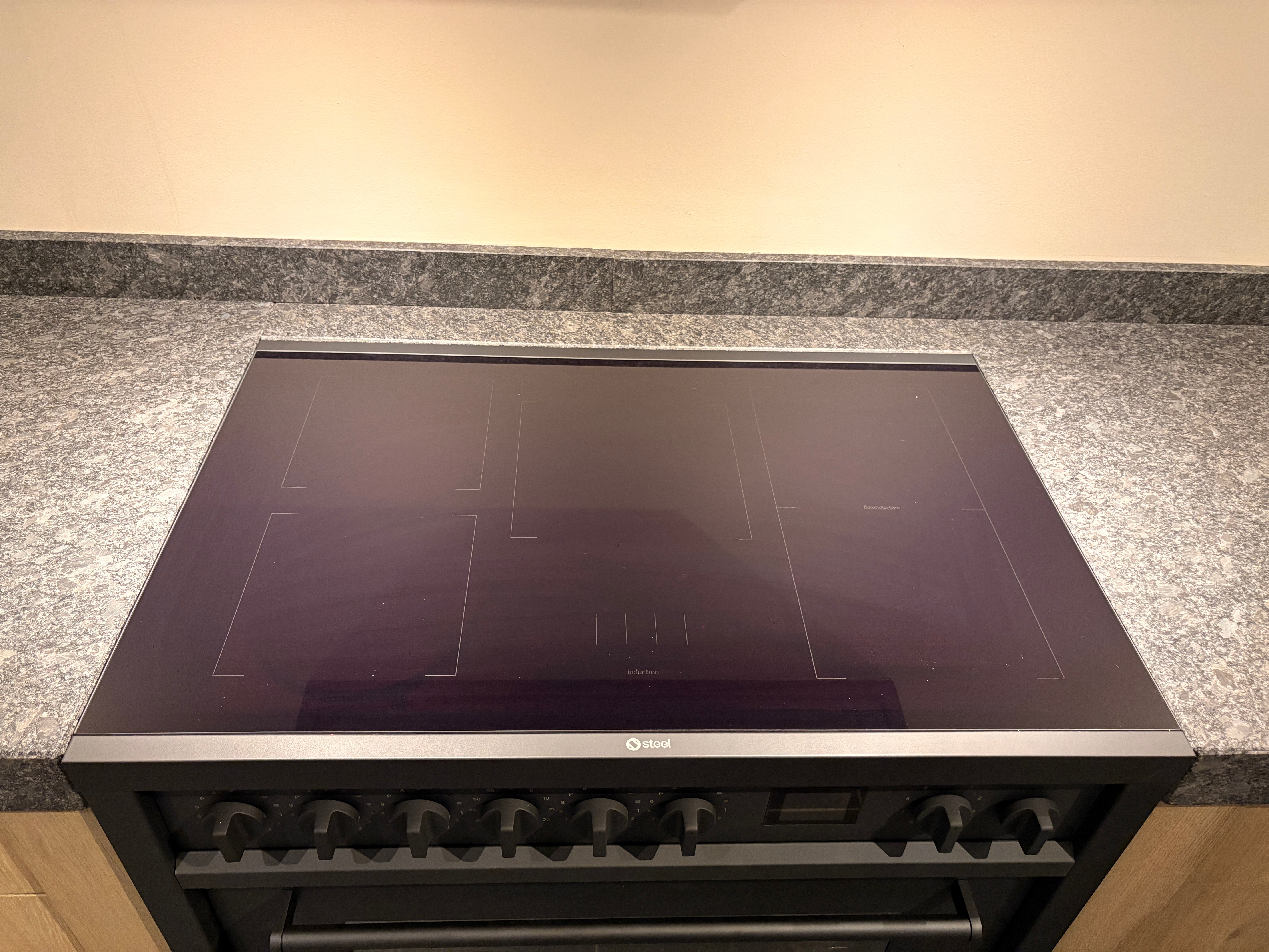 04619 - Modern/landelijke eilandkeuken met hoge kastenwand