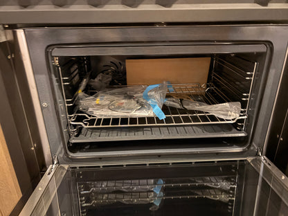 04619 - Modern/landelijke eilandkeuken met hoge kastenwand