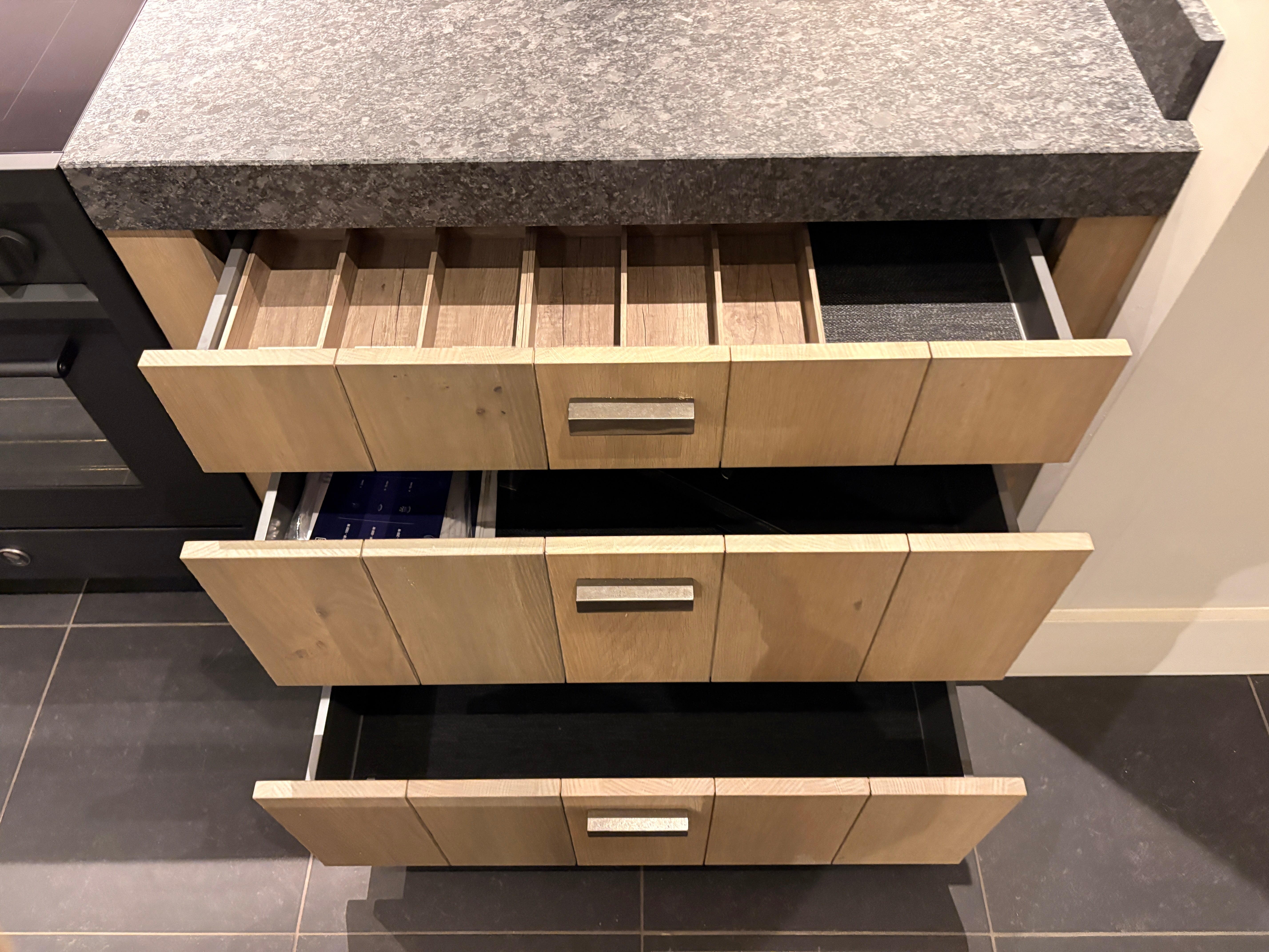 04619 - Modern/landelijke eilandkeuken met hoge kastenwand