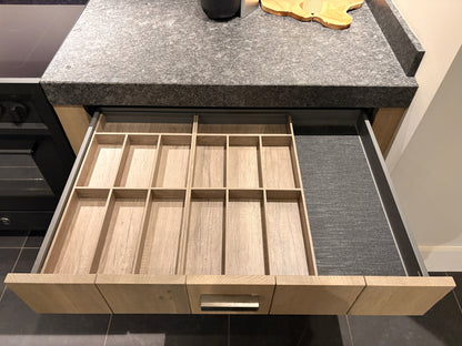 04619 - Modern/landelijke eilandkeuken met hoge kastenwand