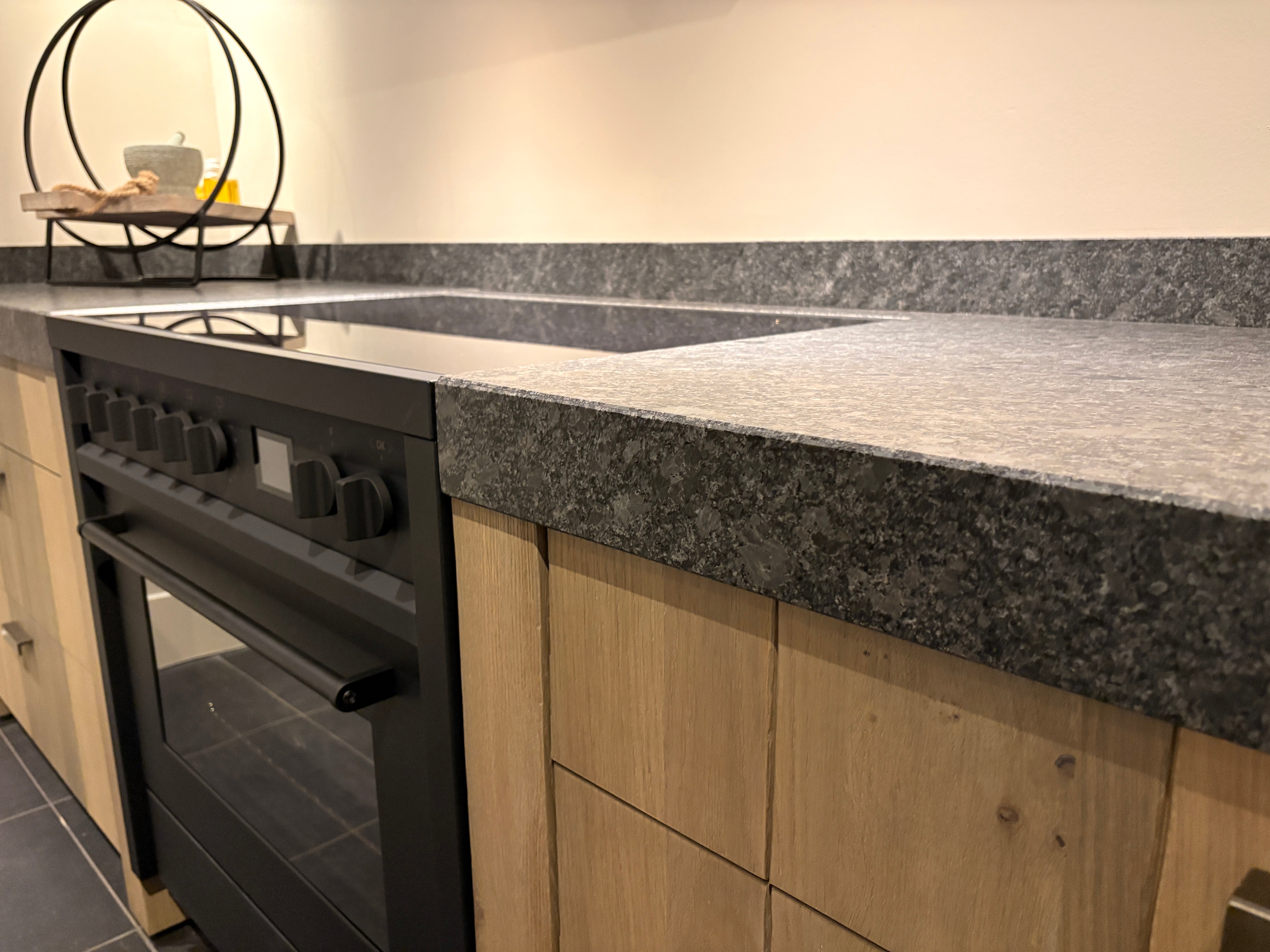 04619 - Modern/landelijke eilandkeuken met hoge kastenwand