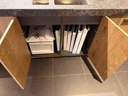 04619 - Modern/landelijke eilandkeuken met hoge kastenwand
