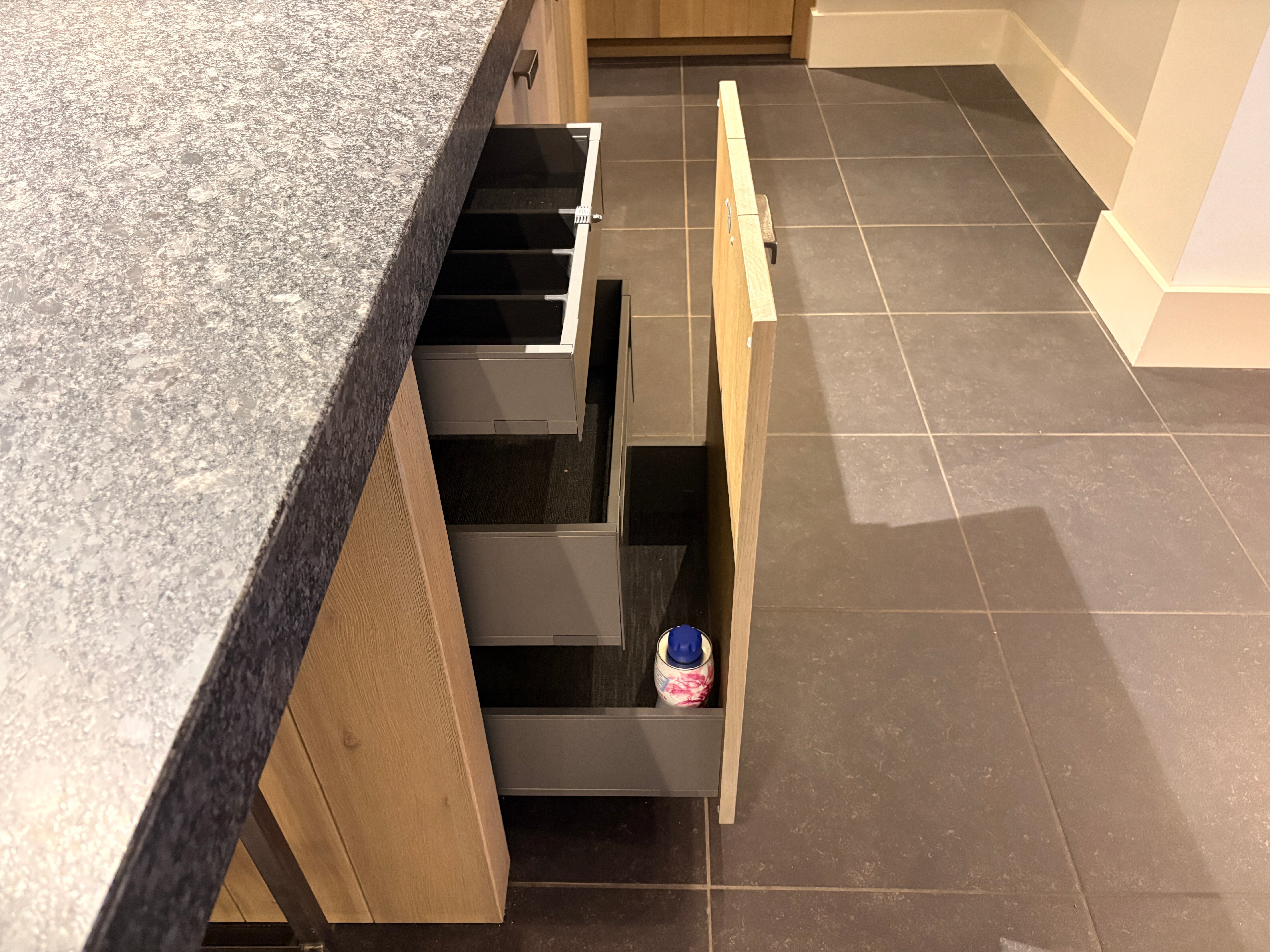 04619 - Modern/landelijke eilandkeuken met hoge kastenwand