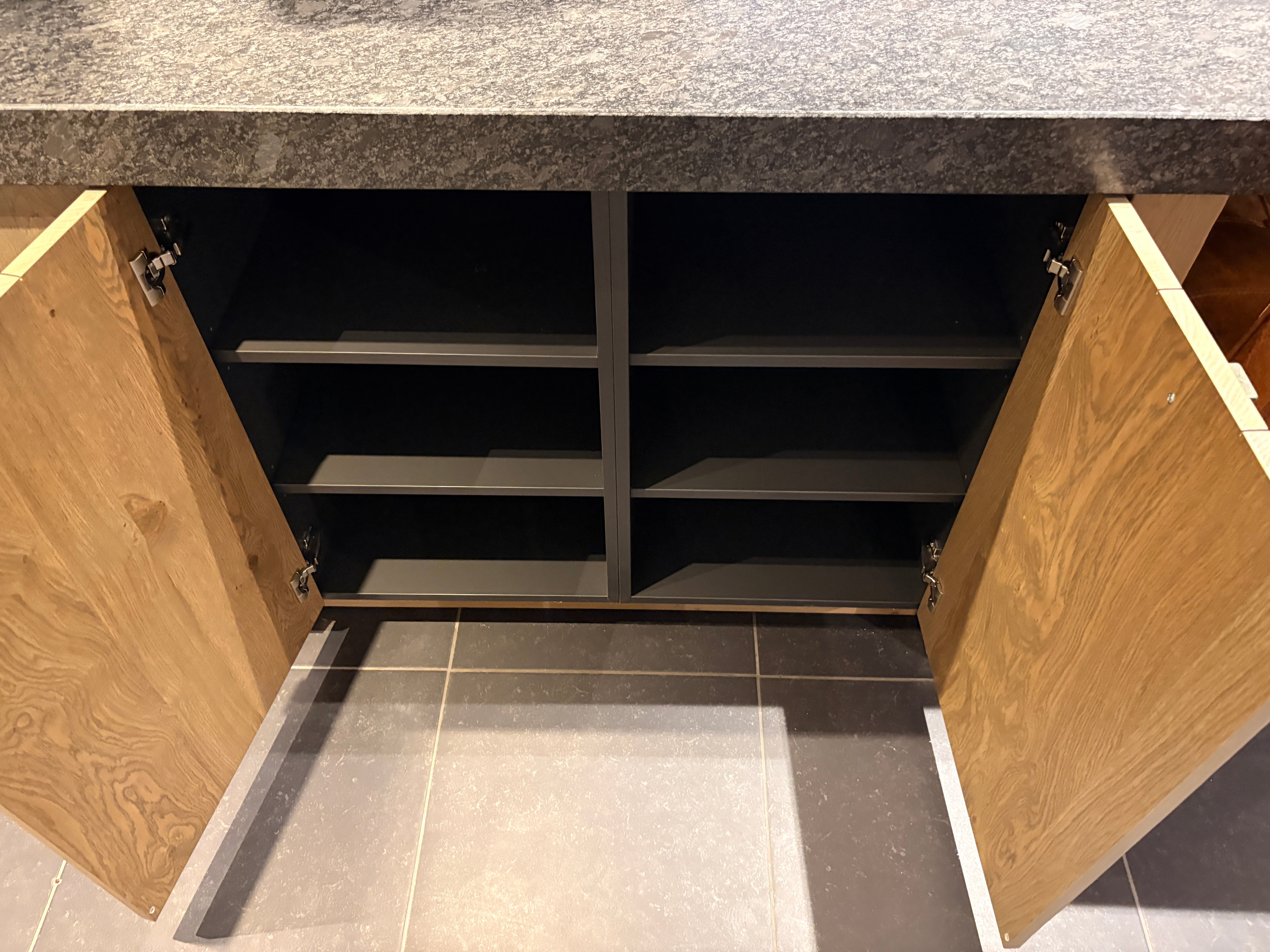 04619 - Modern/landelijke eilandkeuken met hoge kastenwand