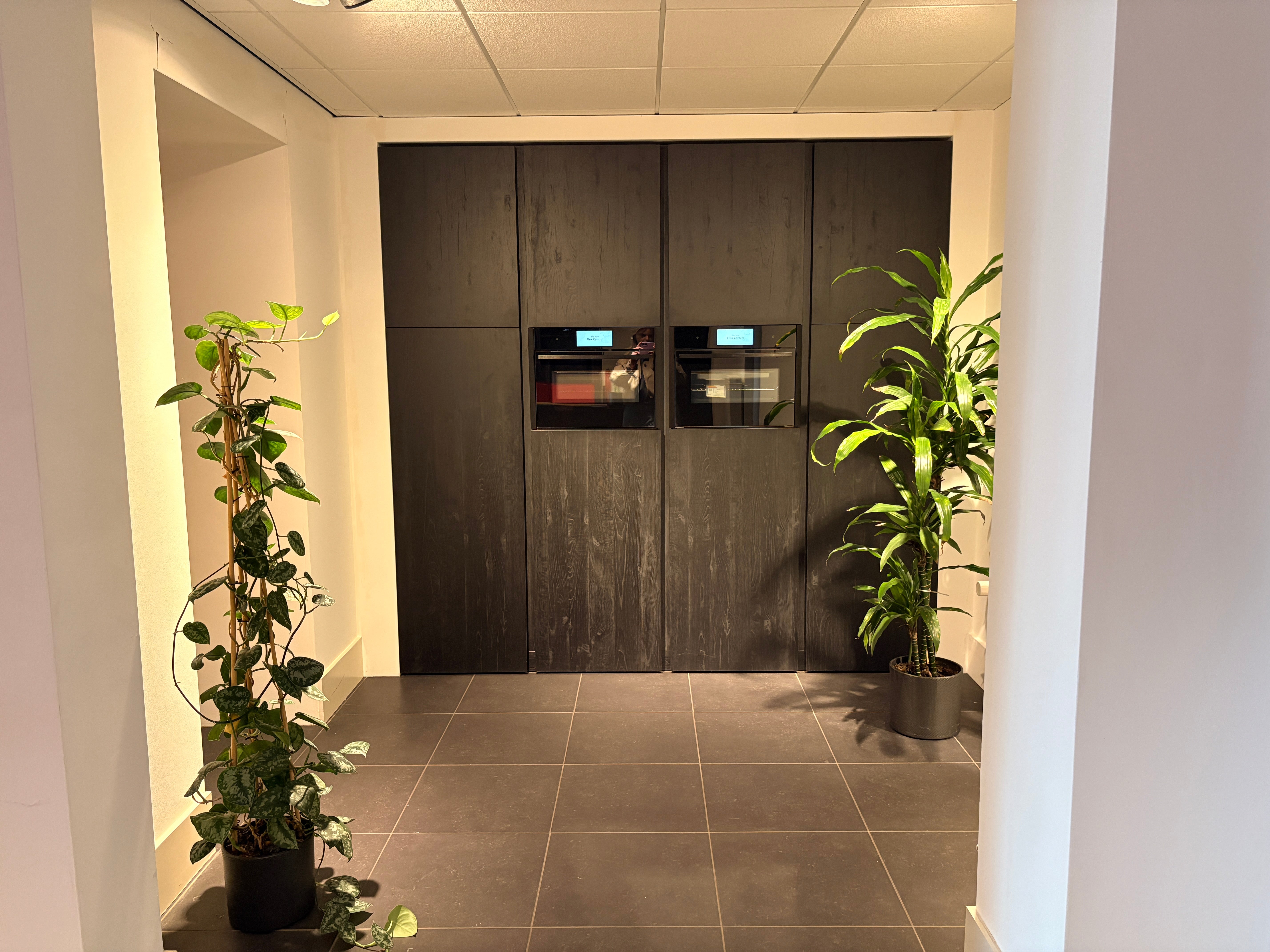 04619 - Modern/landelijke eilandkeuken met hoge kastenwand