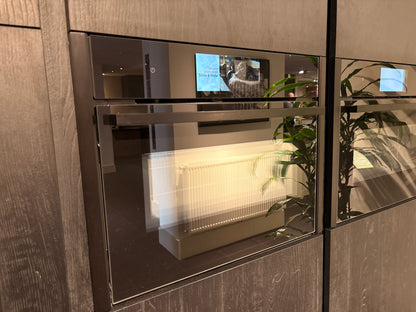 04619 - Modern/landelijke eilandkeuken met hoge kastenwand