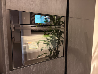04619 - Modern/landelijke eilandkeuken met hoge kastenwand