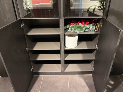 04619 - Modern/landelijke eilandkeuken met hoge kastenwand