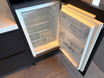 04669 - Strakke hoekkeuken met bar