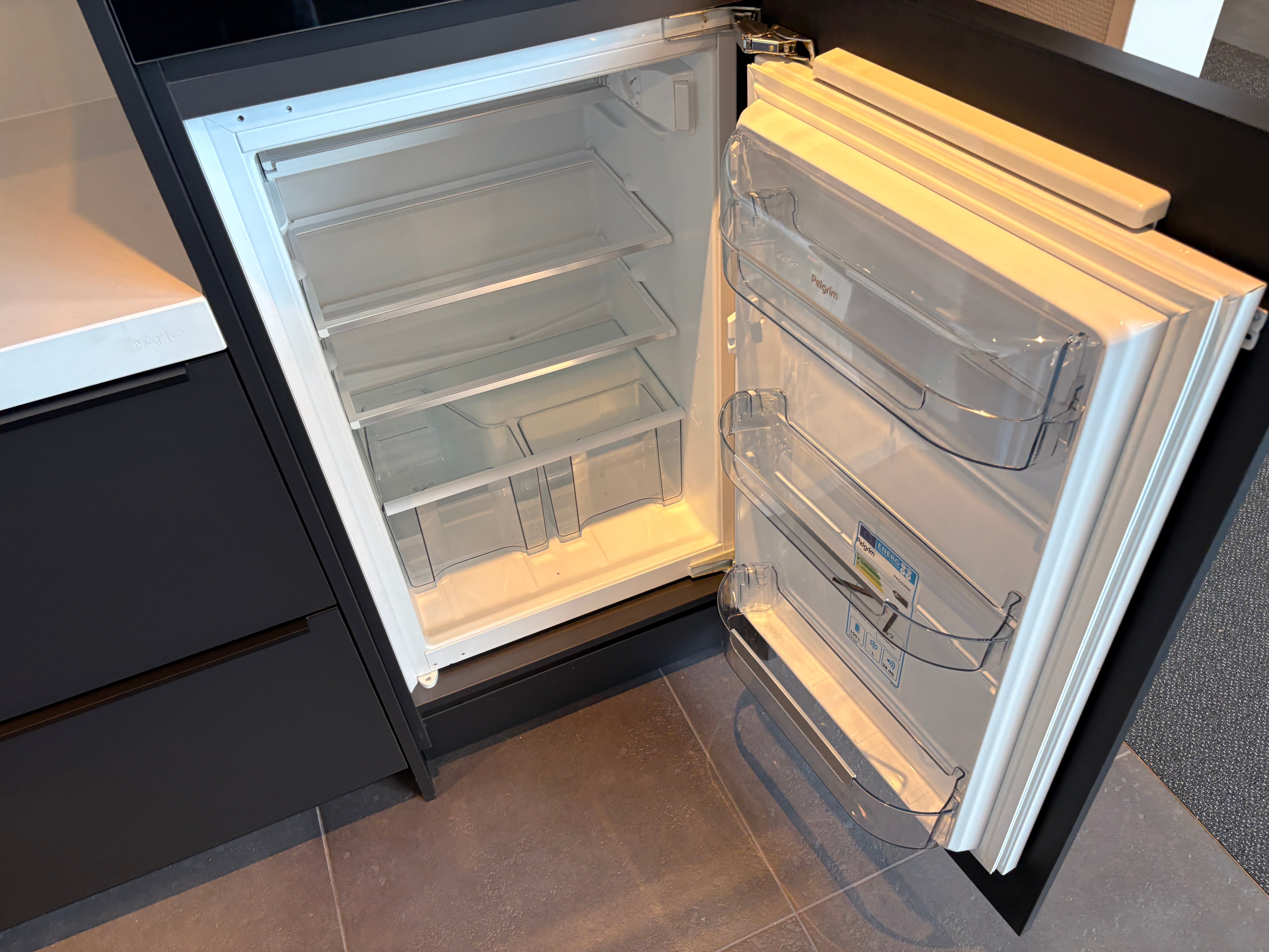 04669 - Strakke hoekkeuken met bar