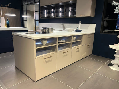 04733 - luxe schiereiland keuken met kastenwand