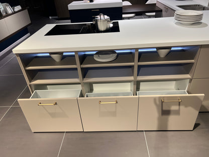 04733 - luxe schiereiland keuken met kastenwand