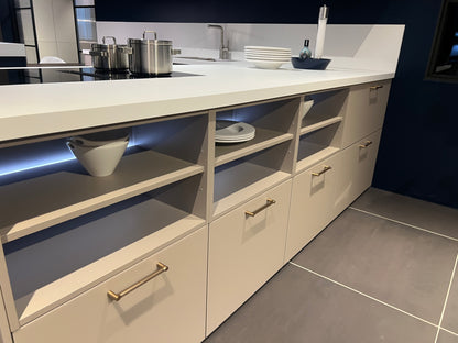 04733 - luxe schiereiland keuken met kastenwand
