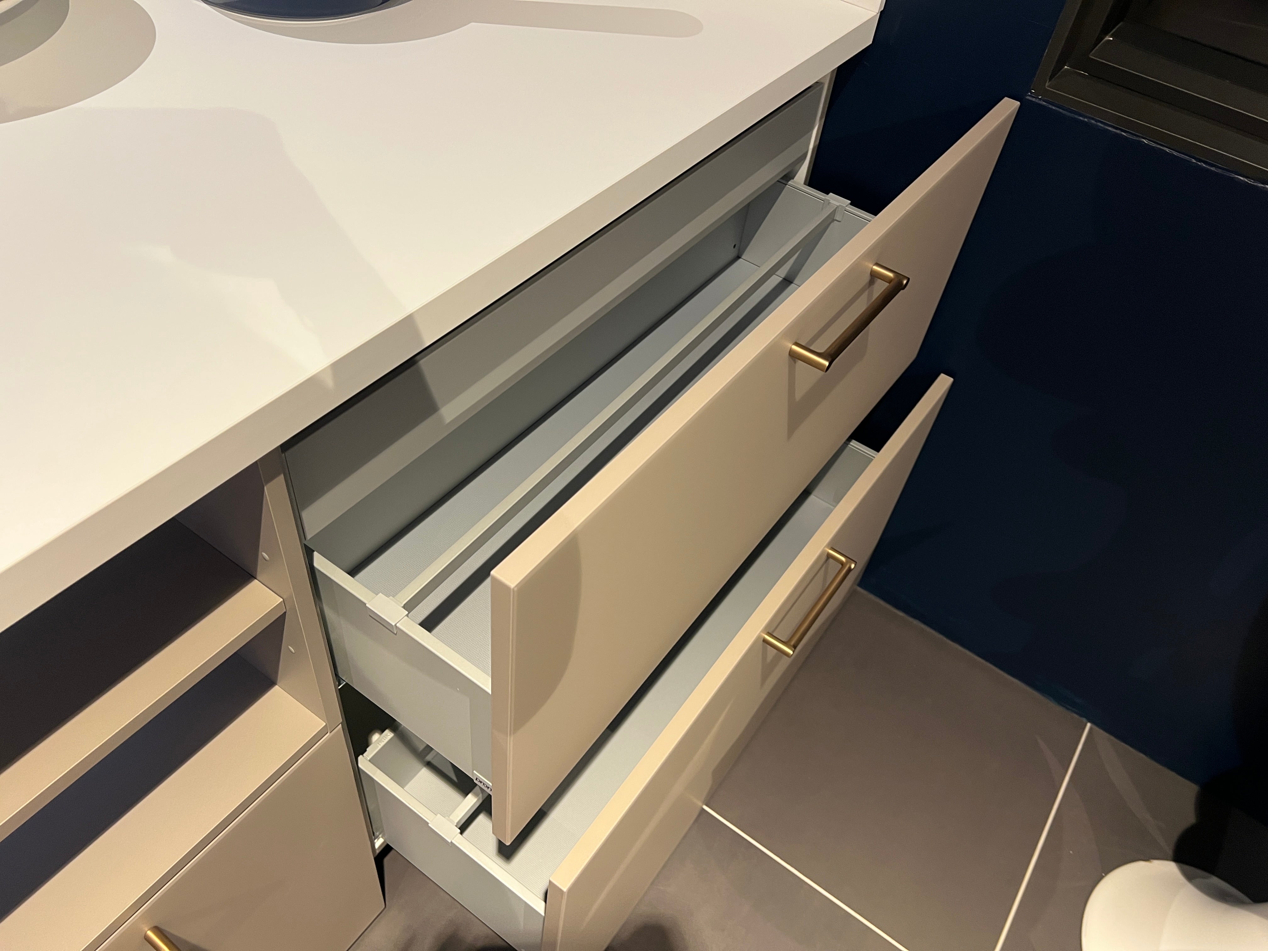 04733 - luxe schiereiland keuken met kastenwand